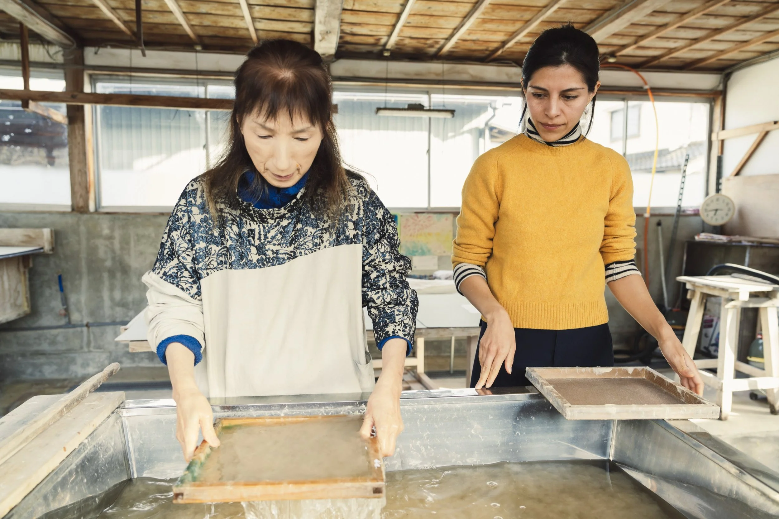 1-KANAZAWA_WashiPaperMaking_KagaNotoNorenkai_2560px_002.jpg