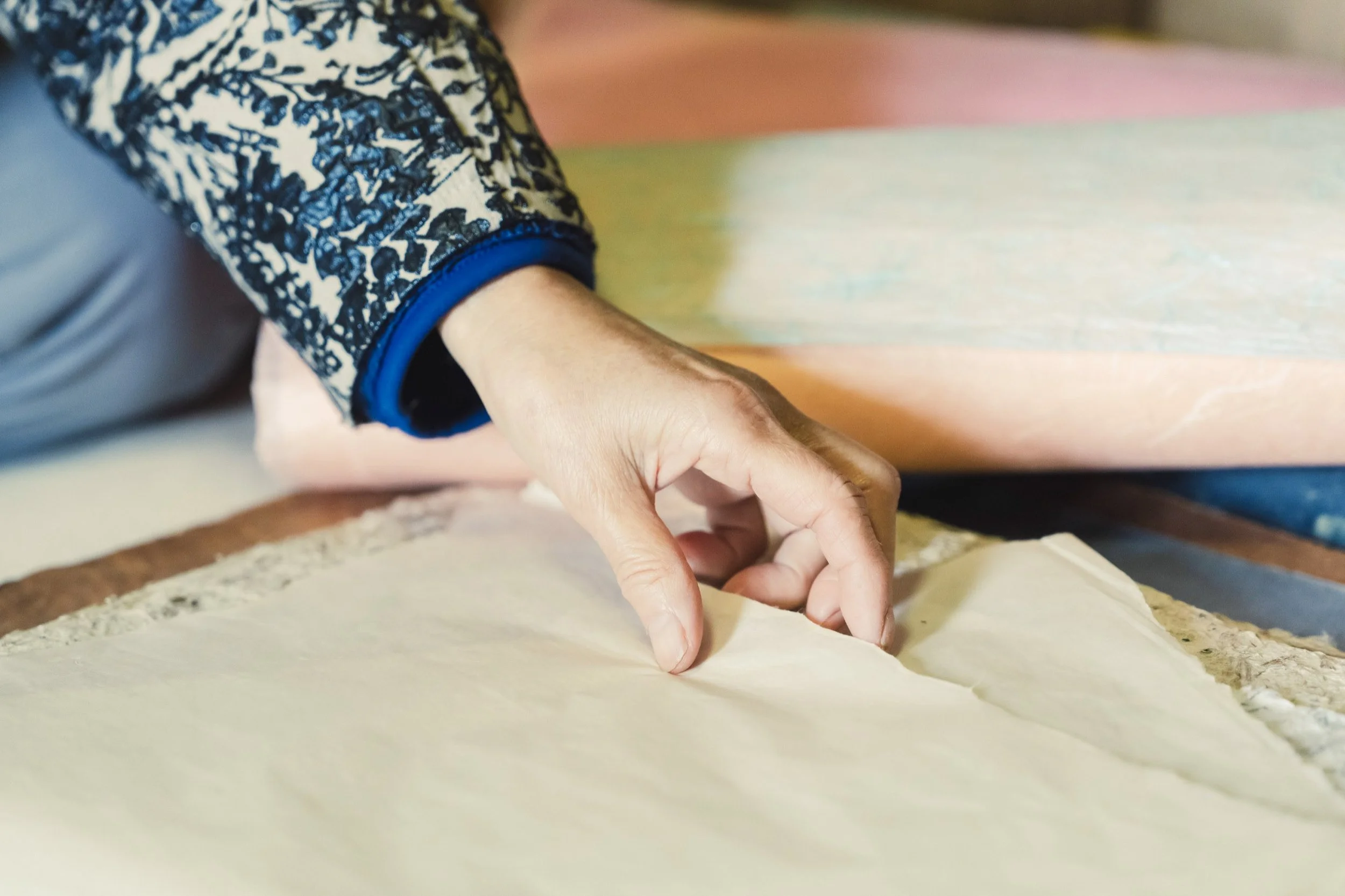 4-KANAZAWA_WashiPaperMaking_KagaNotoNorenkai_2560px_097.jpg