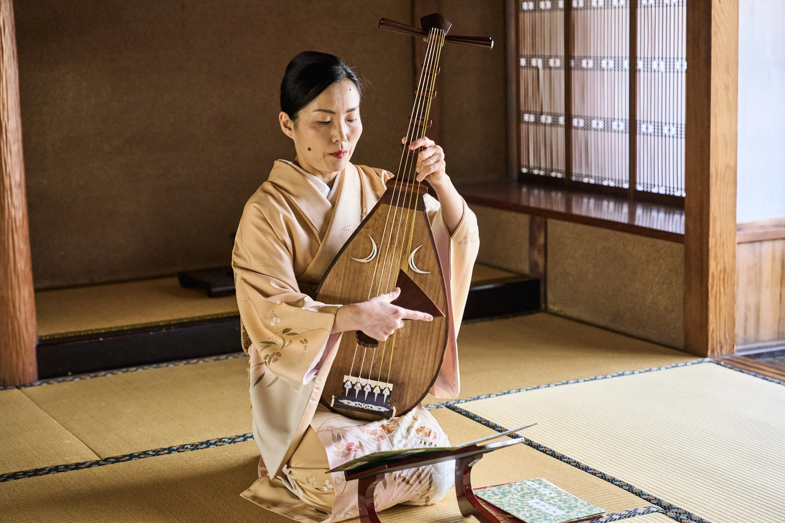 3-FUKUOKA_BiwaLute_OgataChōka_2560px_014.jpg