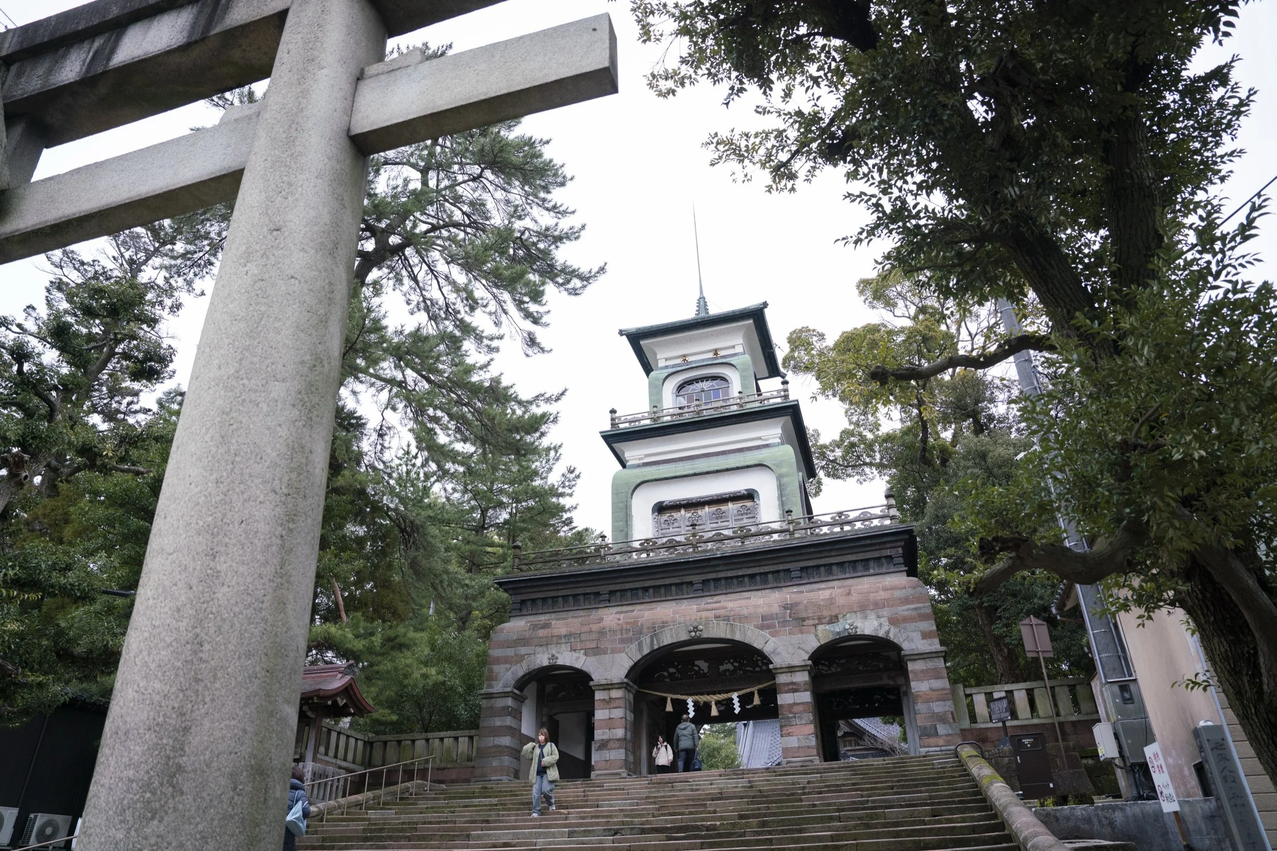 1-KANAZAWA_ShrineTour_尾山神社_2560px_001.jpg