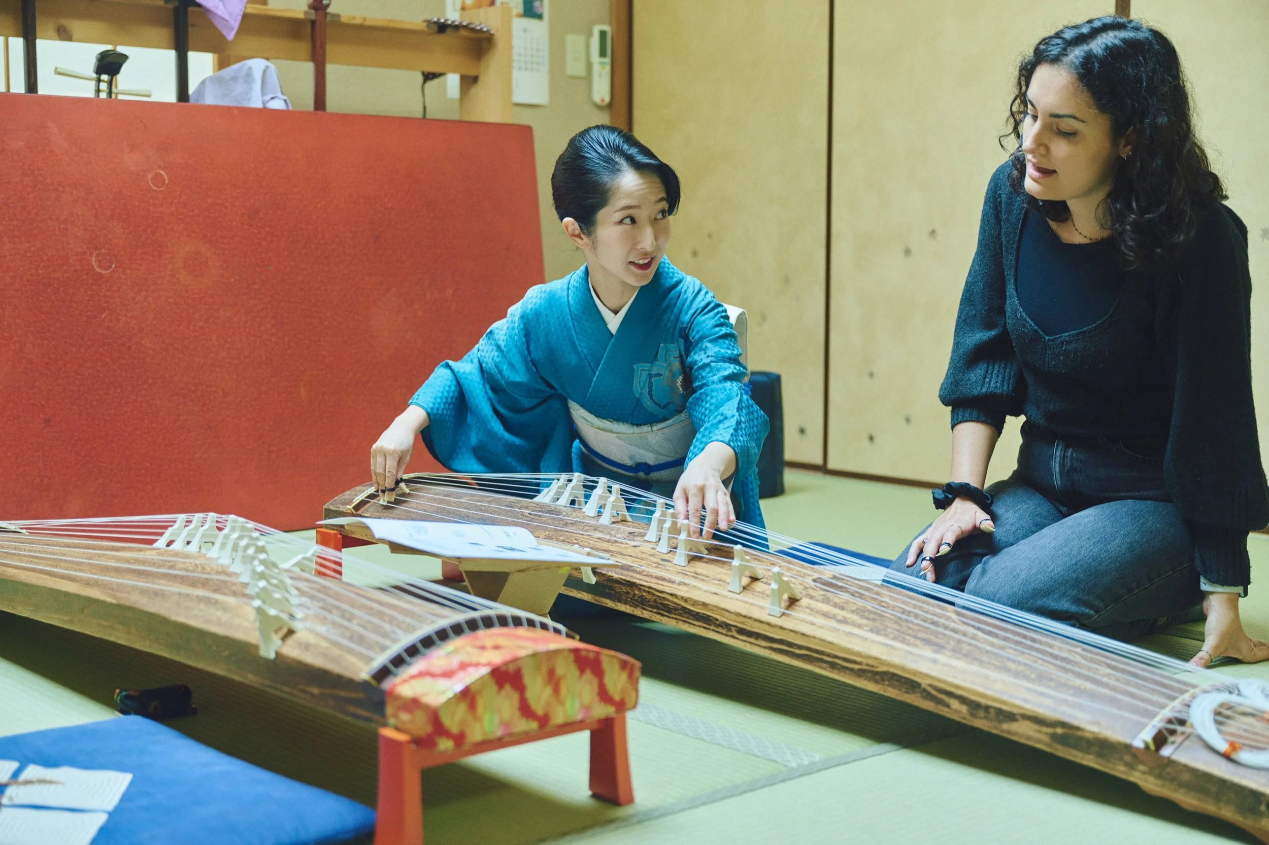 8-OSAKA_KotoZitherLesson_KikutakeShōko_2560px_044.jpg