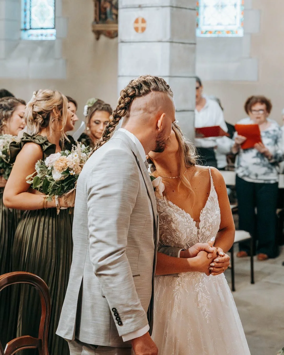 Retour en image sur le mariage de L&amp;A ; une sublime ouverture de saison 🤍

Ce fut l&rsquo;un des mariages les plus lumineux auxquels j&rsquo;ai assist&eacute; malgr&eacute; le temps et la pluie ! 🥰

Mon agenda 2027 est ouvert et il me reste que