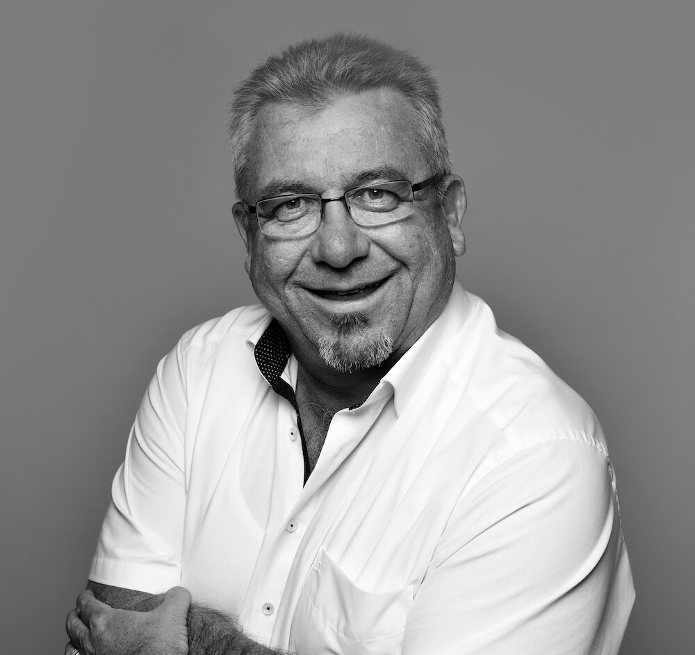 Schwarz-weiß-Collage des AutoProff-Teams – engagierte Expertinnen und Experten für digitalen, sicheren und transparenten Fahrzeughandel.