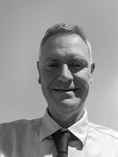 Schwarz-weiß-Collage des AutoProff-Teams – engagierte Expertinnen und Experten für digitalen, sicheren und transparenten Fahrzeughandel.