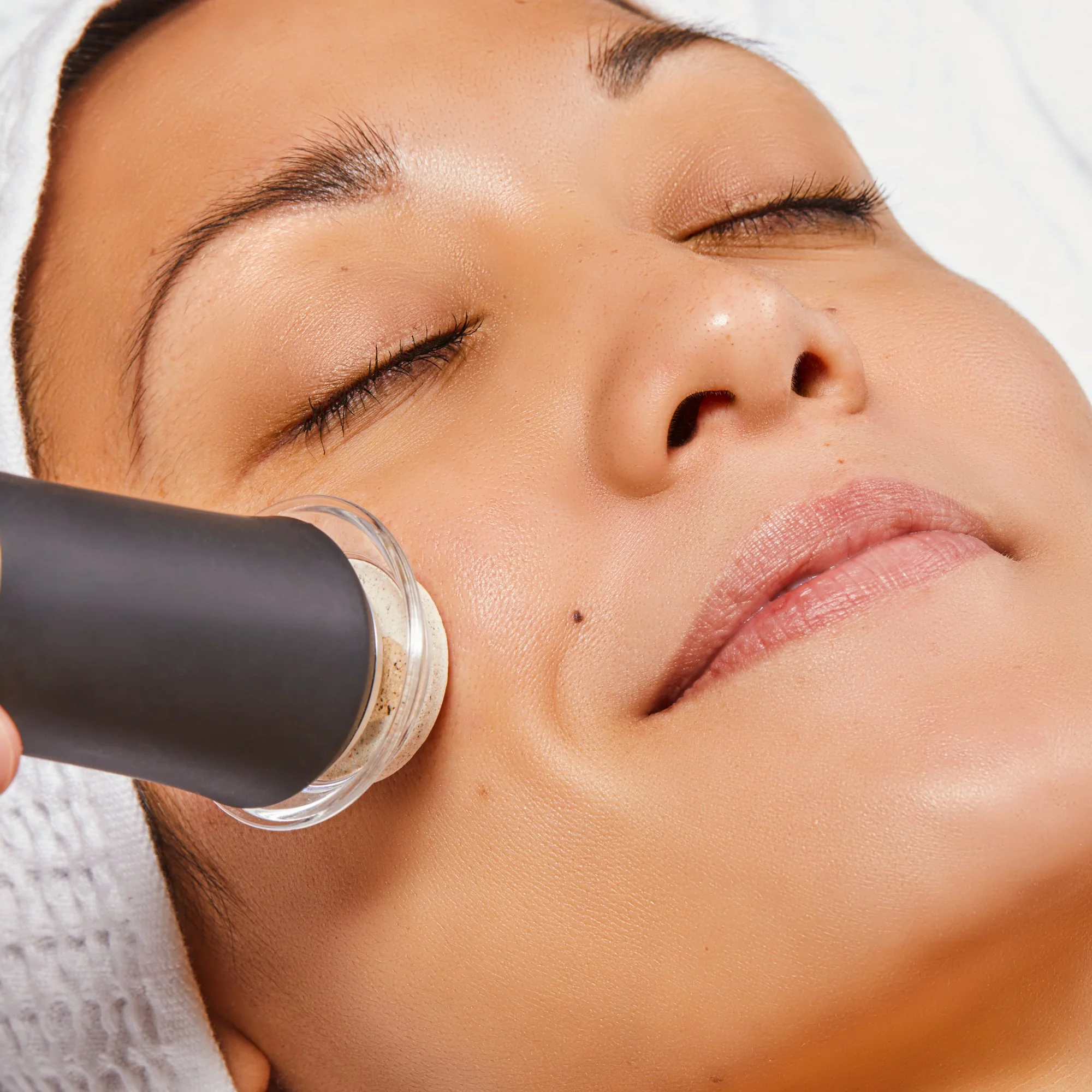 Geneo Model Lifestyle03.jpg