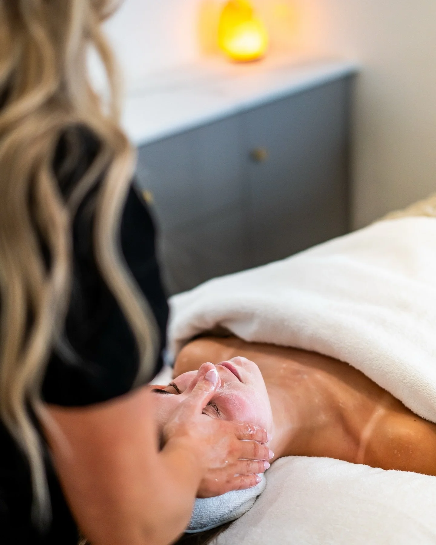 Prepping your skin before the busy season starts? Treat yourself to a facial with us! 🧖🏼&zwj;♀️💆🏻&zwj;♀️
.
.
.
.
When was the last time you truly paused and gave your skin the love it deserves? A professional facial isn&rsquo;t just skincare- it&