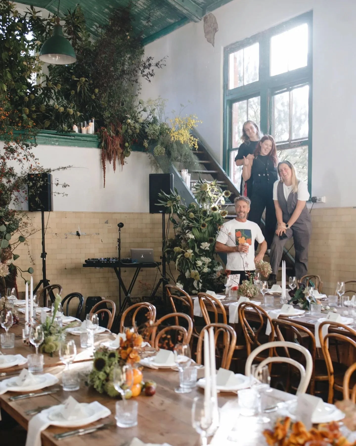 A few VERY chuffed flozzies BTS on a favourite @anatomyofflowers wedding this year at @butterland_ captured by @alli.studio
