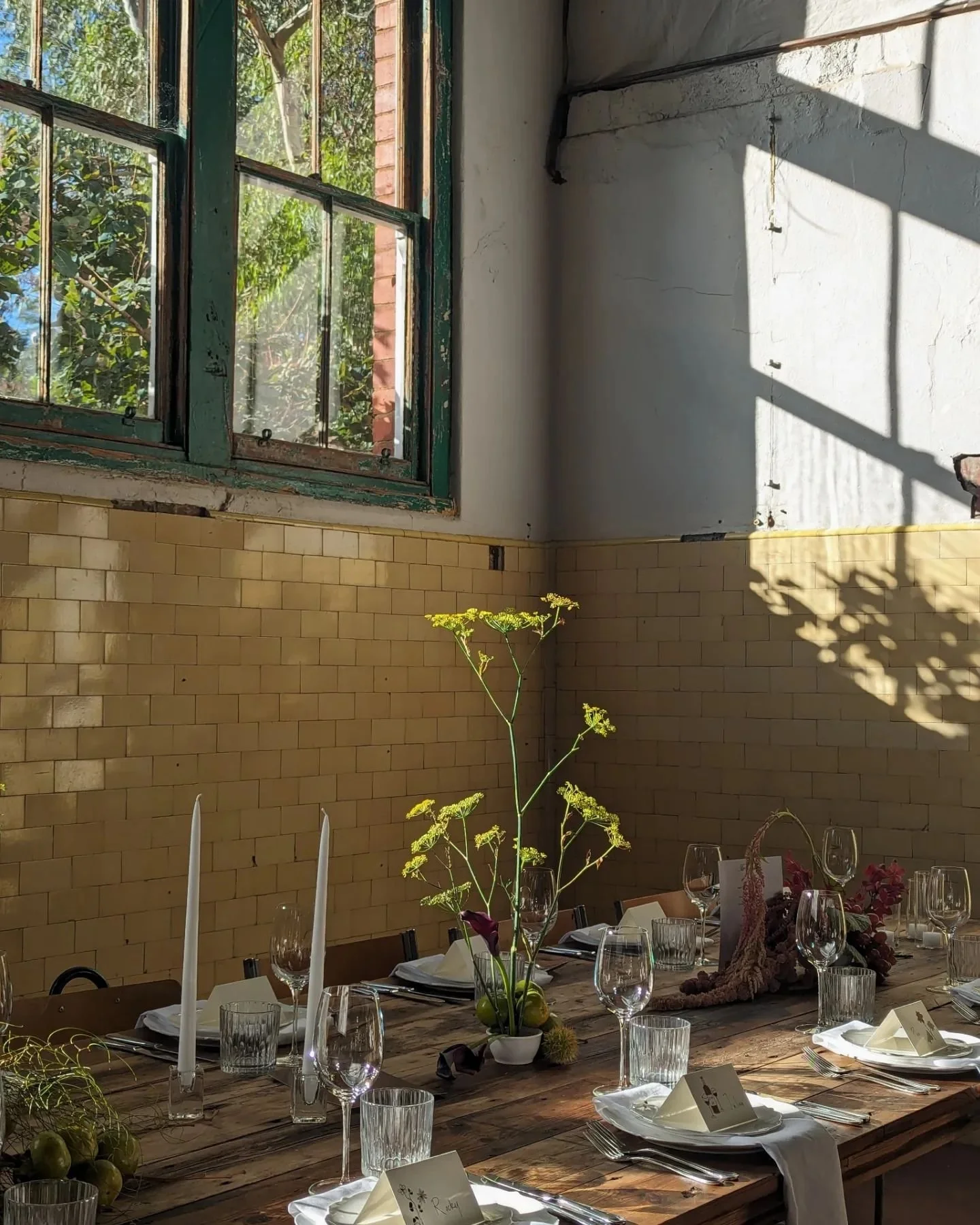 Golden hour ✨

A @anatomyofflowers and @_bowcreative wedding at @butterland_ 

#butterland #weddingreception