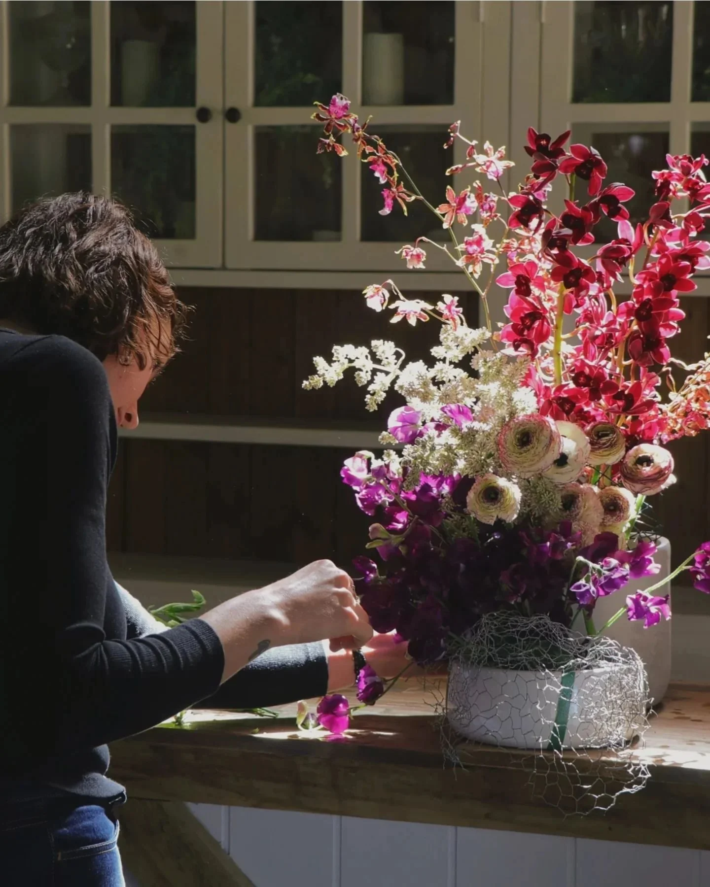 ✨ Sustainability Conscious Mechanics ✨

A little behind-the-scenes shot of beautiful Alice creating a stunning foam-free bar arrangement for us 🤍

I often meet florists eager to transition away from floral foam but unsure where to start. We&rsquo;re