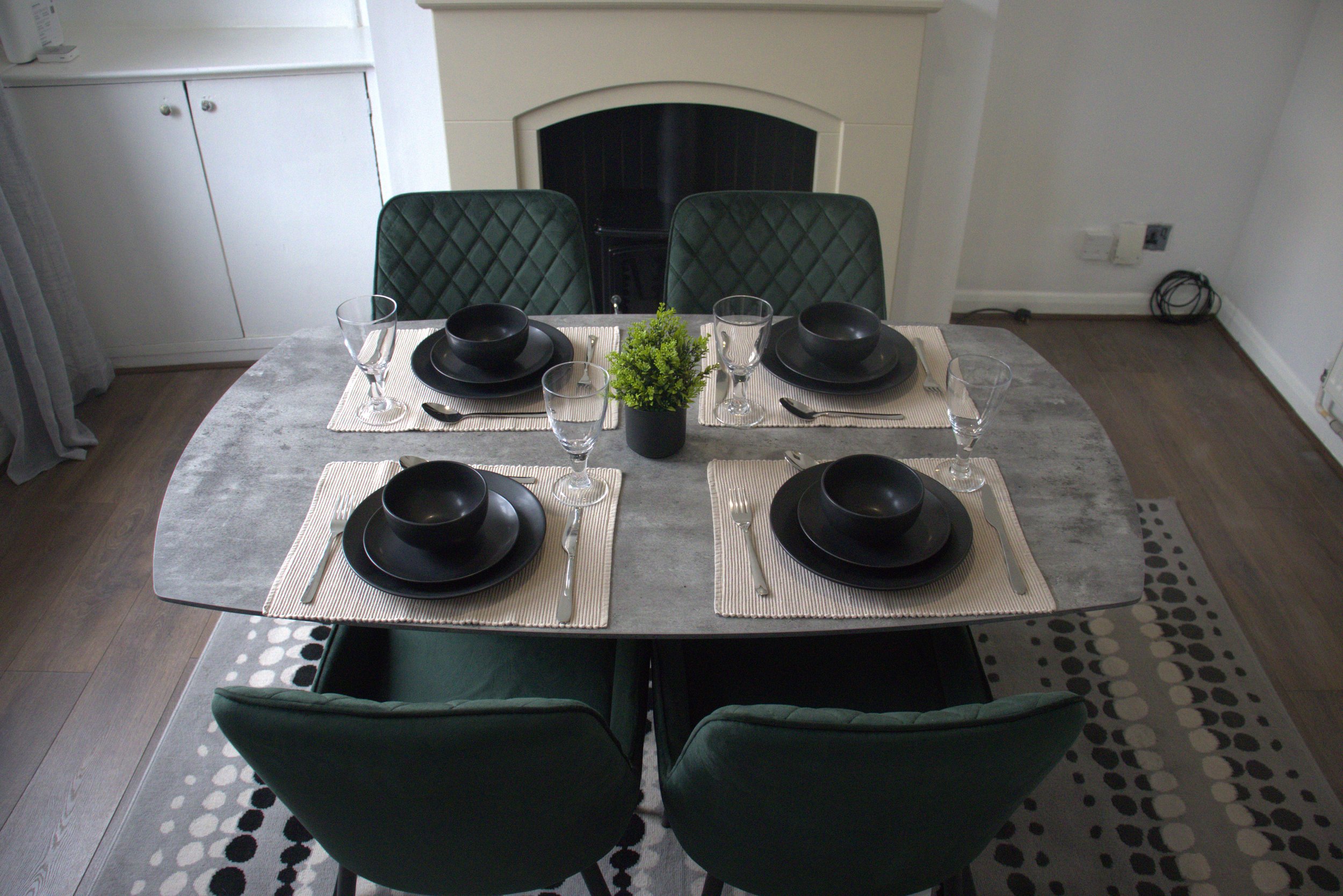 dining table sa .jpeg