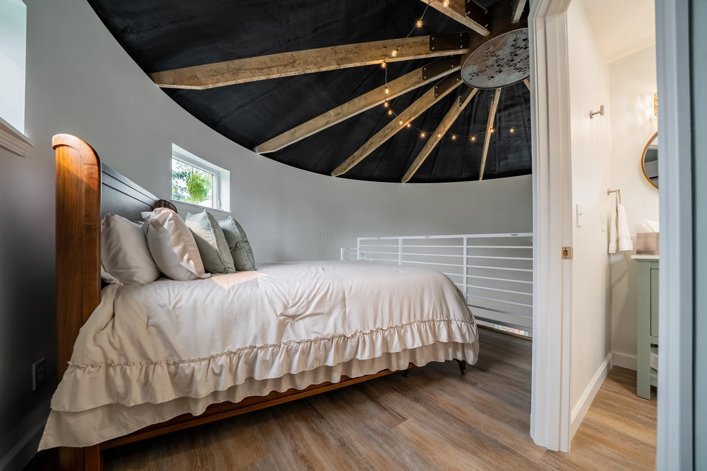 Ella Bin, Loft