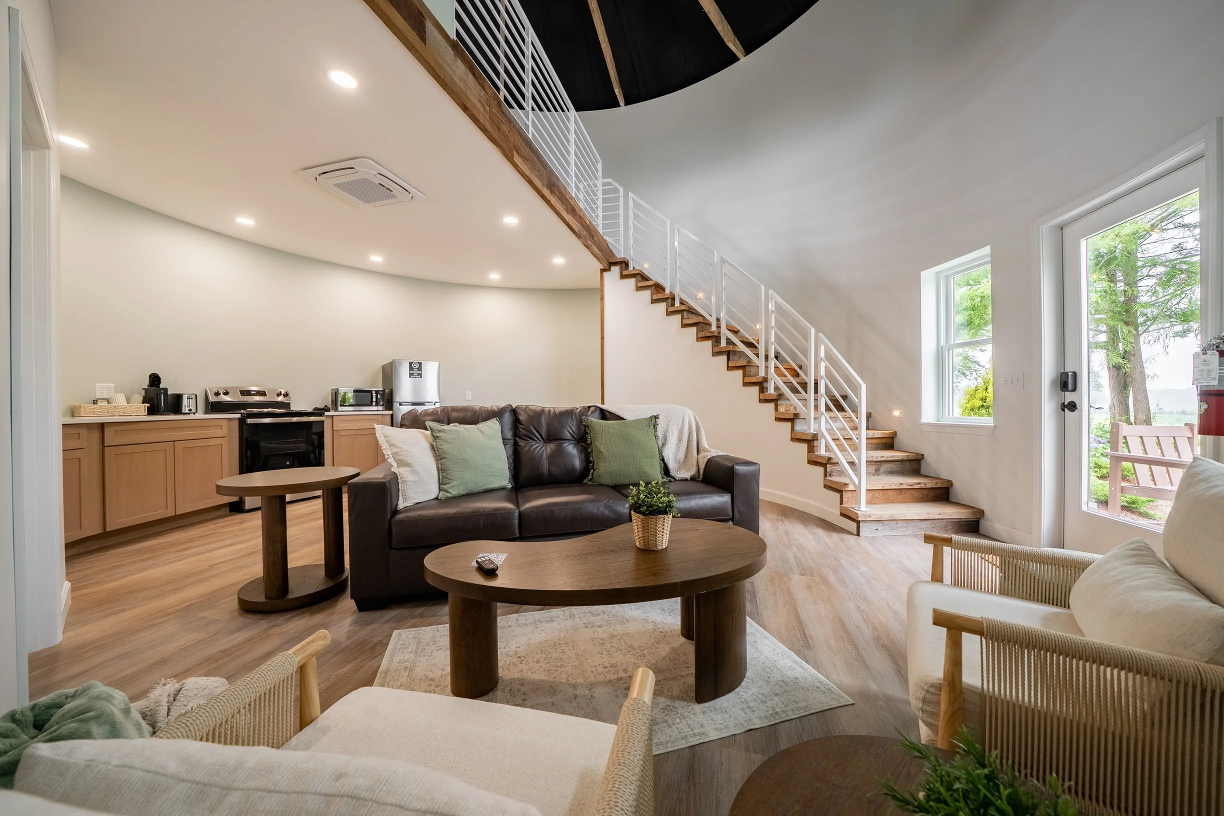 Ella Bin, Living Area