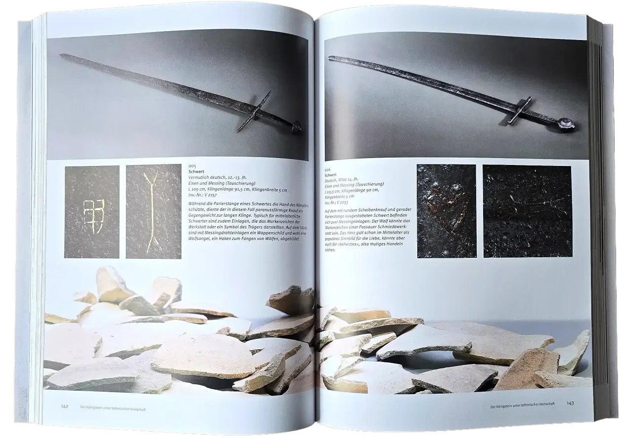 Historische Waffen als Exponate im Ausstellungskatalog In Lapide Regis – Auf dem Stein des Königs