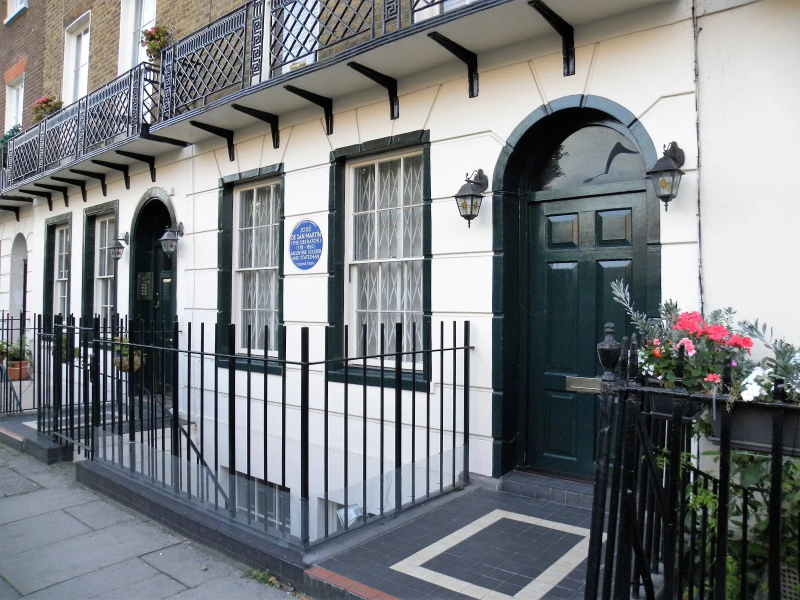 Historic plaque on a building wall commemorating José de San Martín, an Argentine soldier and statesman, stating he lived there from 1778 to 1850, with a note mentioning London County Council.