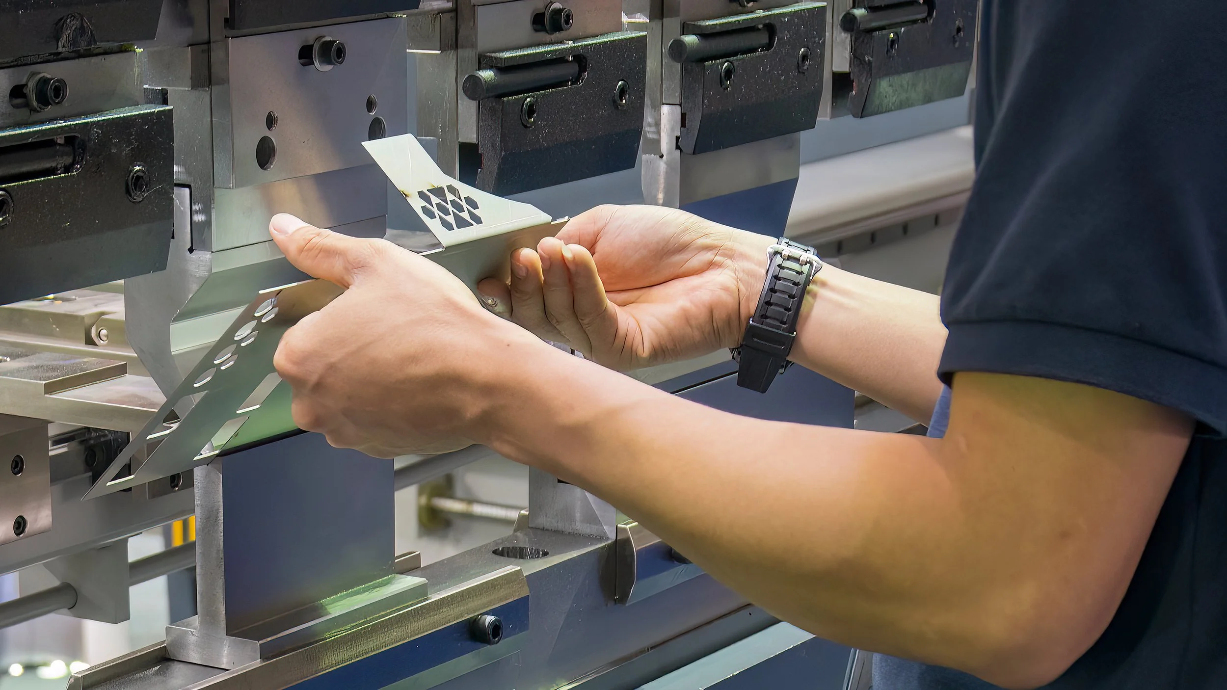 Presso piegatura lamiera per strutture metalliche