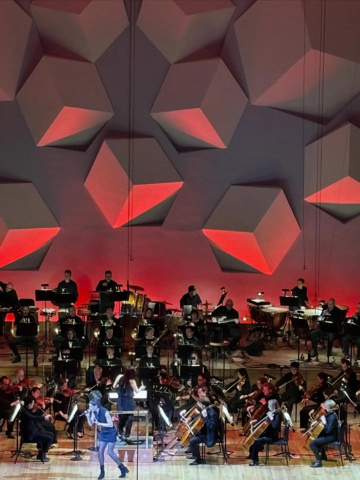 ❤️&zwj;🔥 Beauty + Badass + Music + Poetry + Storytelling + Lights + Collaboration = Soul Medicine ❤️&zwj;🔥

@dessa @minnorch