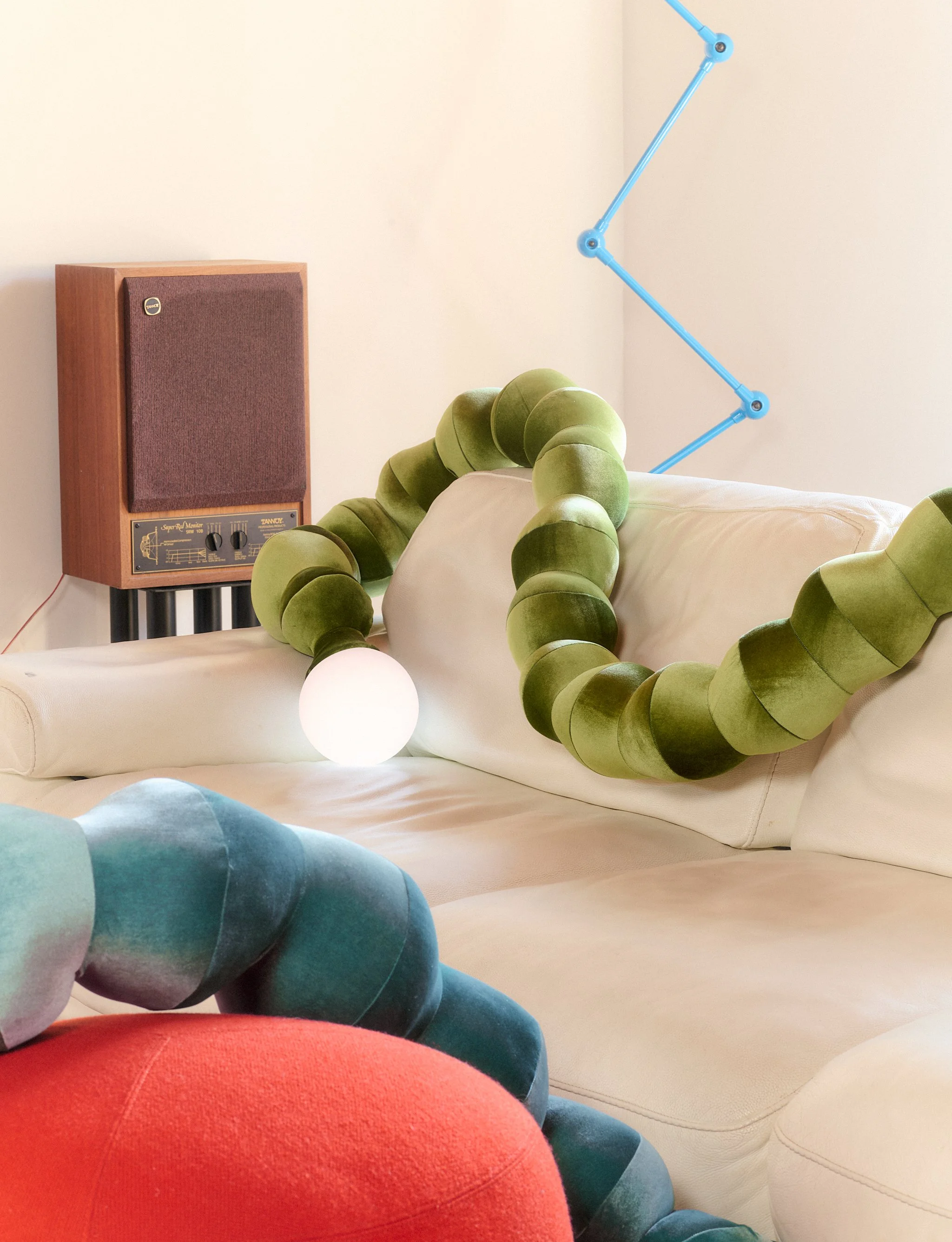 EdenFrymel_LoopyLamp02_.jpg