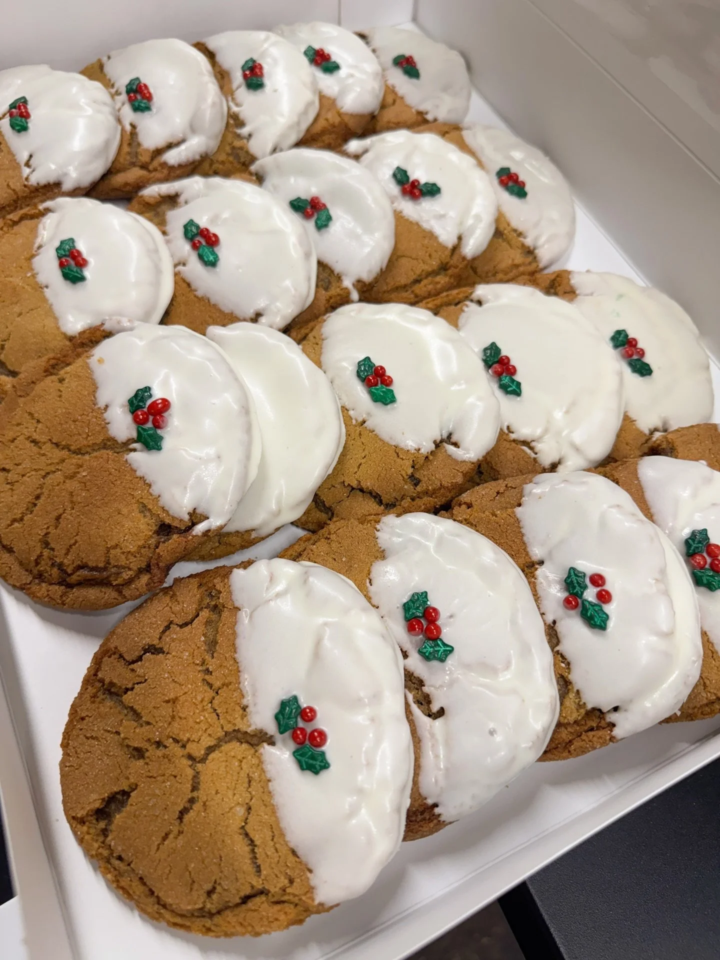 Holiday hosting made easy! 🎅🏼🎄

Here&rsquo;s a look at a recent catering order for the Bank of Wisconsin Dells Holiday Open House.

Place your holiday order today&mdash;we&rsquo;ve got the goodies covered!

#wisdells #huckleberrysicecreamandbakery