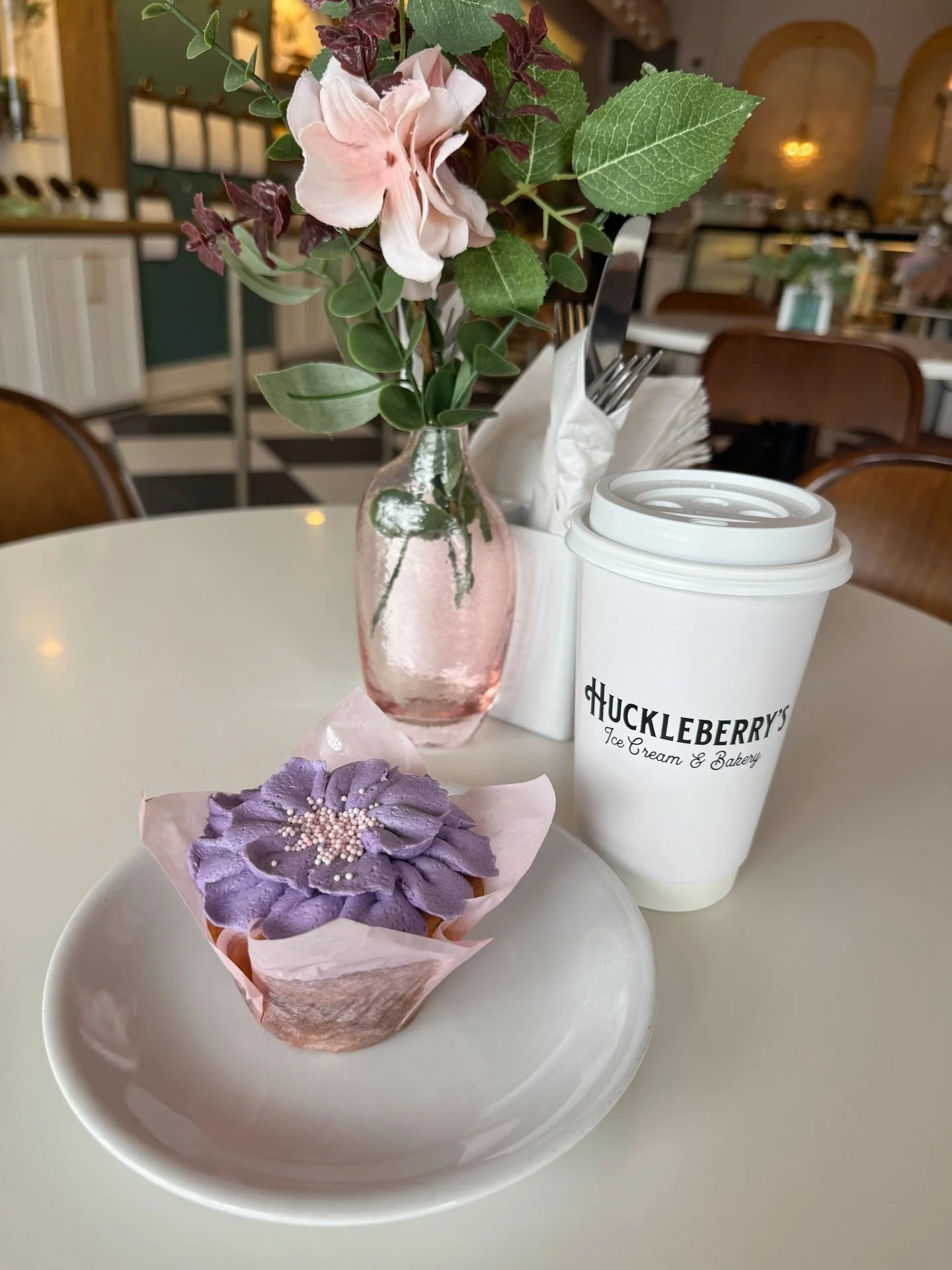 Spring cupcakes on a February snow day! 🧁

Grab one before they&rsquo;re gone! 🌸

#huckleberrysicecreamandbakery #waterparkcapitaloftheworld #wisdells #cupcakes #wisconsinfoodie