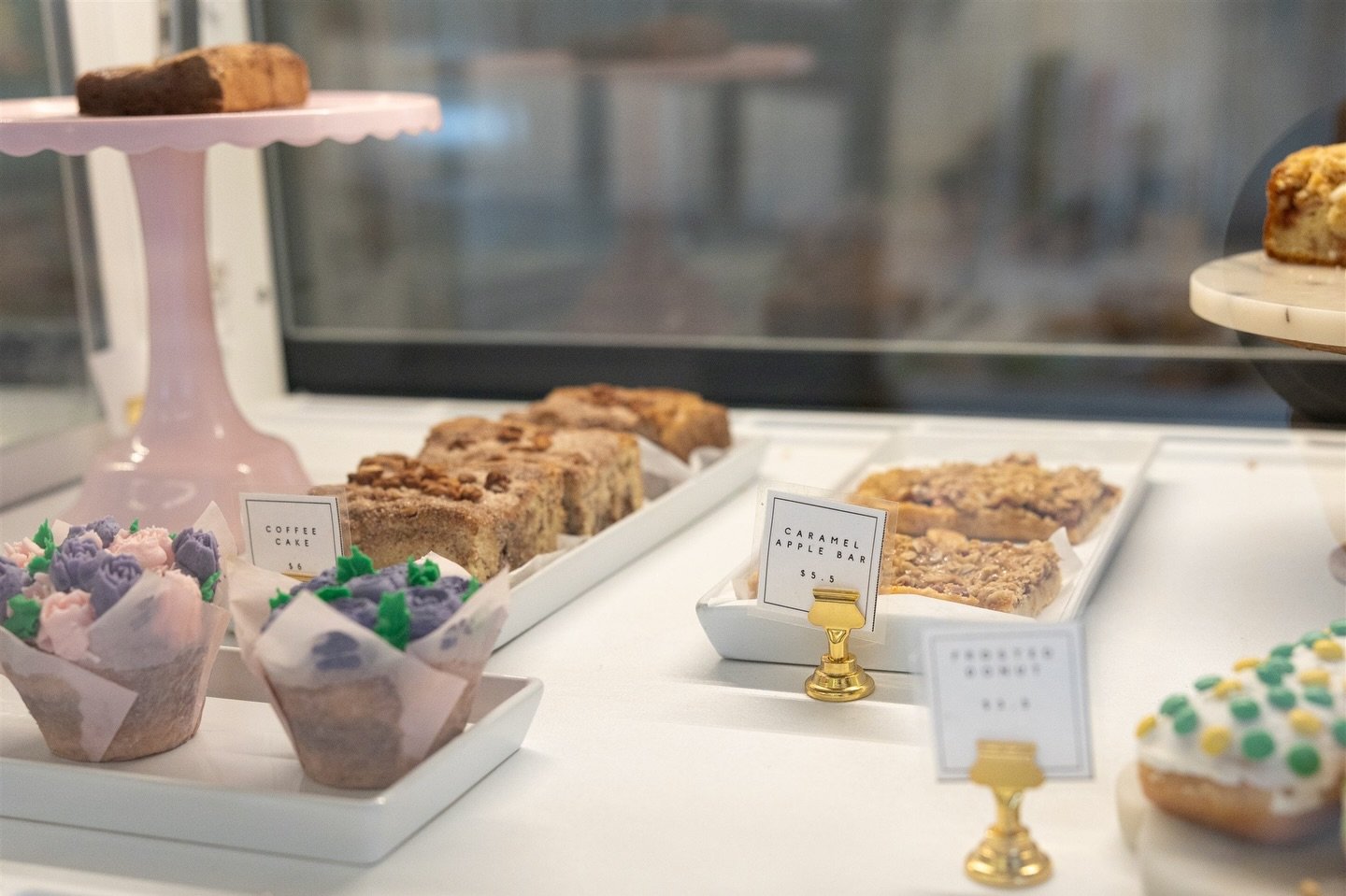 Fresh in the case!

Come grab something sweet for your Easter weekend 🍪✨

#wisdells #bakery #waterparkcapitaloftheworld #huckleberrysicecreamandbakery #wisconsinfoodie