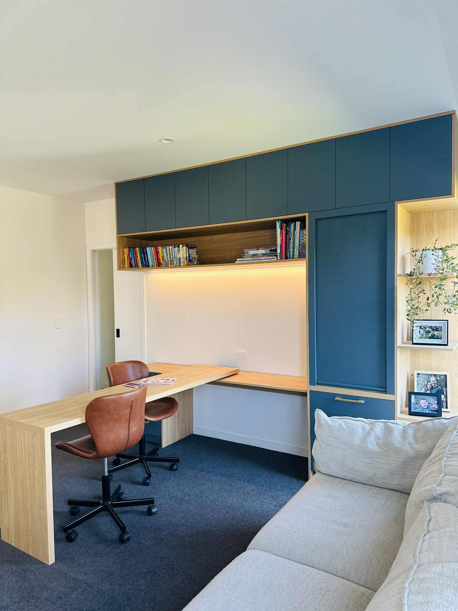 Work space for 2 people and ample flexibility - integrated in living room