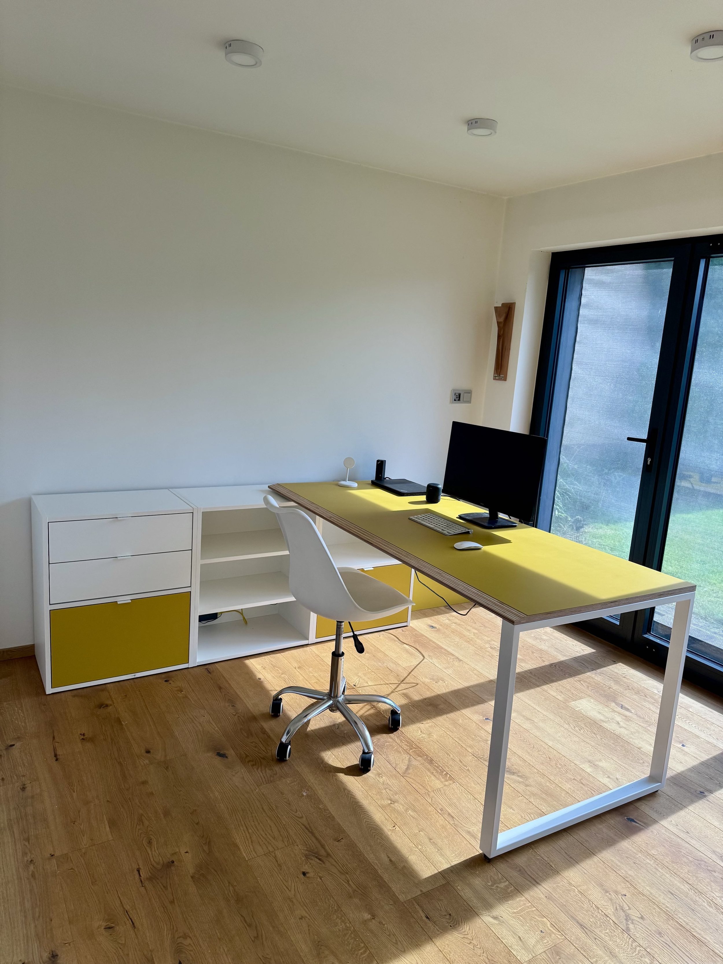 2 in 1 room for guests and wfh, with a murphy and a Hynge rotating table