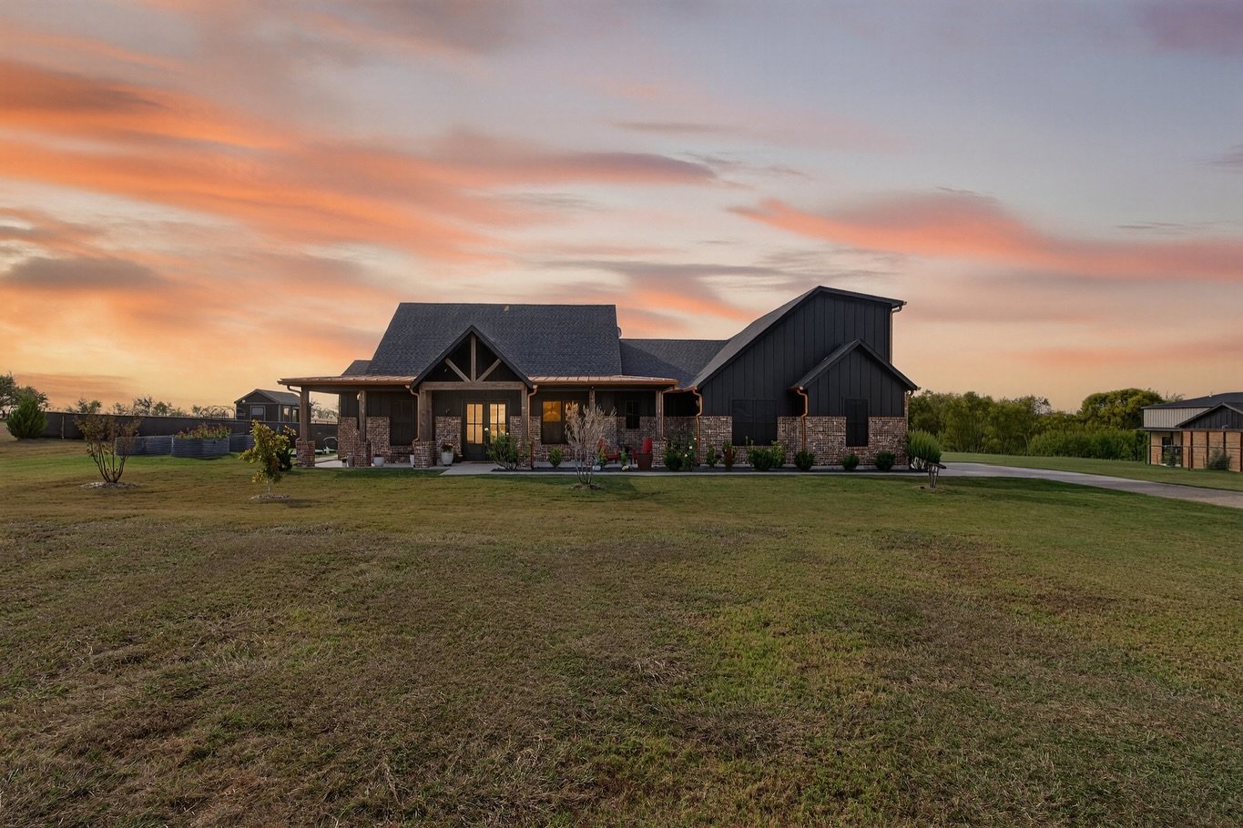 OPEN HOUSE ALERT 📣
Can you even get over how the sunset beautifully envelopes this home in Sanger? Now&rsquo;s the time of year where you&rsquo;d find me on that screened patio ALL. DANG. DAY. Come tour this high-end home on 2 acres this Saturday! O