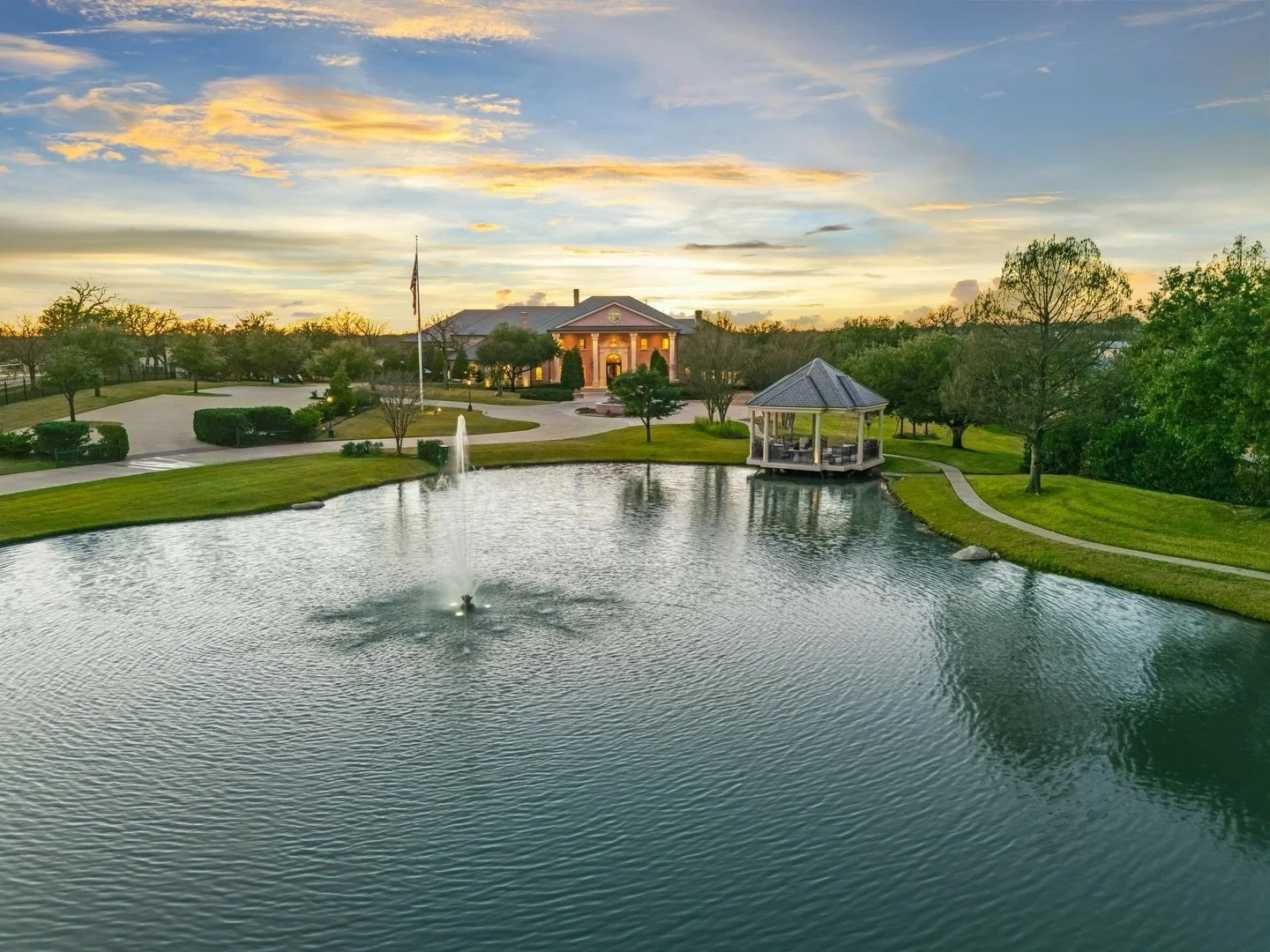 If your criteria for a new home is the ultimate Super Bowl party pad, look no further 😲 This iconic mansion in Southlake, named Phoenix Rising, recently hit the market. Located on Whites Chapel, it boasts a cool 14,510 sf of living space and 4.2 acr