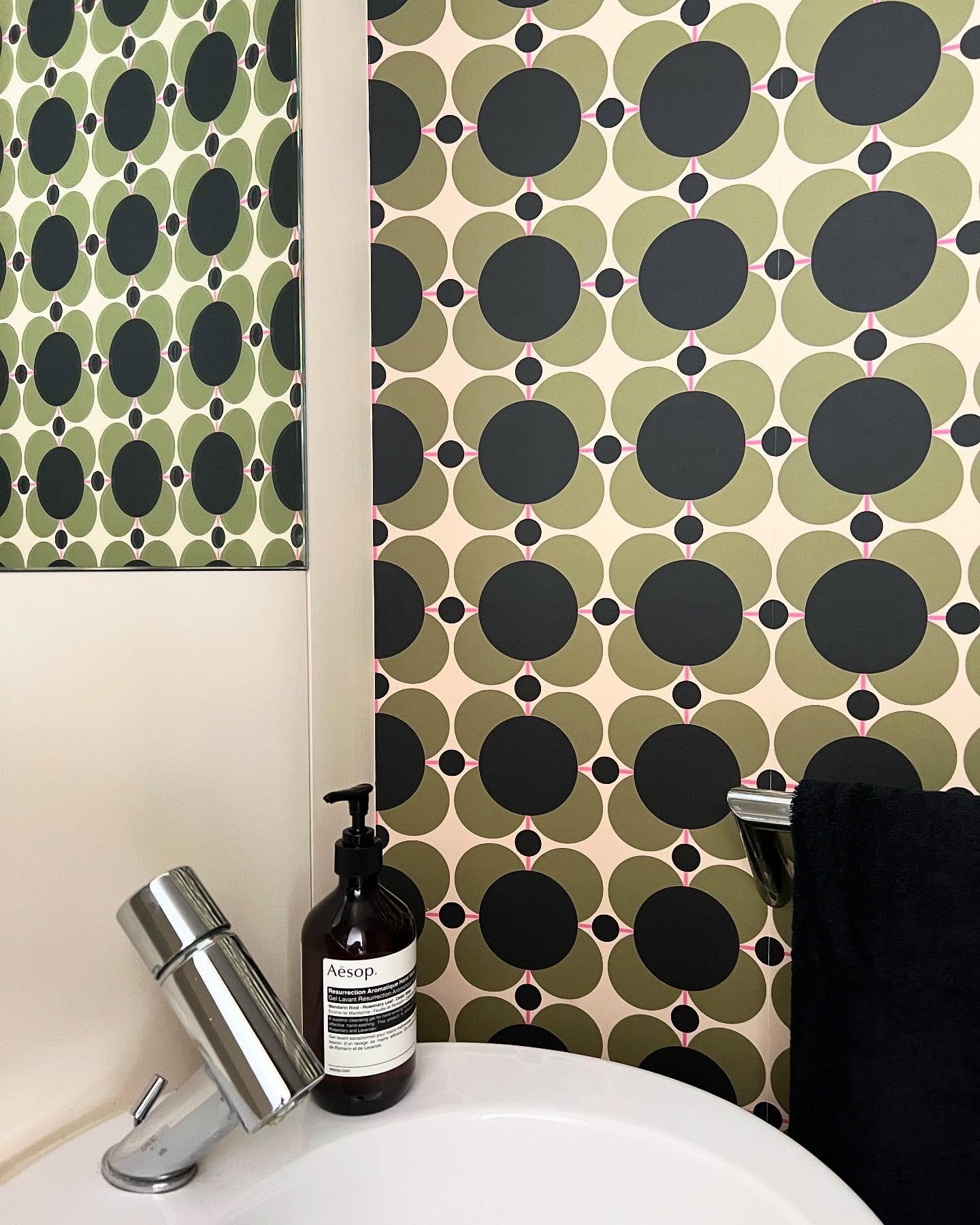 My new @orlakiely wallpaper has transformed my downstairs loo.  Pattern is so uplifting.  Be brave and go for it because I never thought I could love a room so much! #orlakiely #orlakielywallpaper