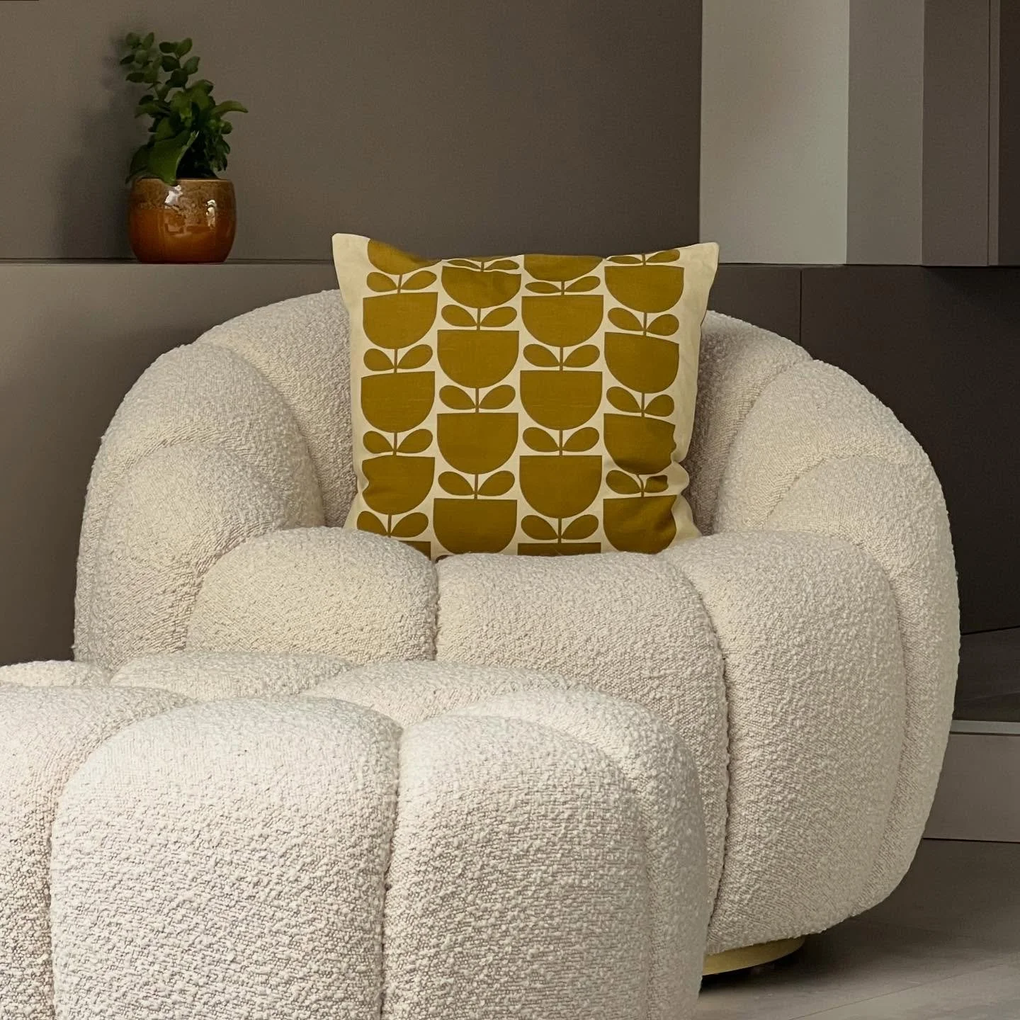 Adding a lovely pop of pattern and colour to my snug with @orlakiely #orlakielycushions #autumninteriors