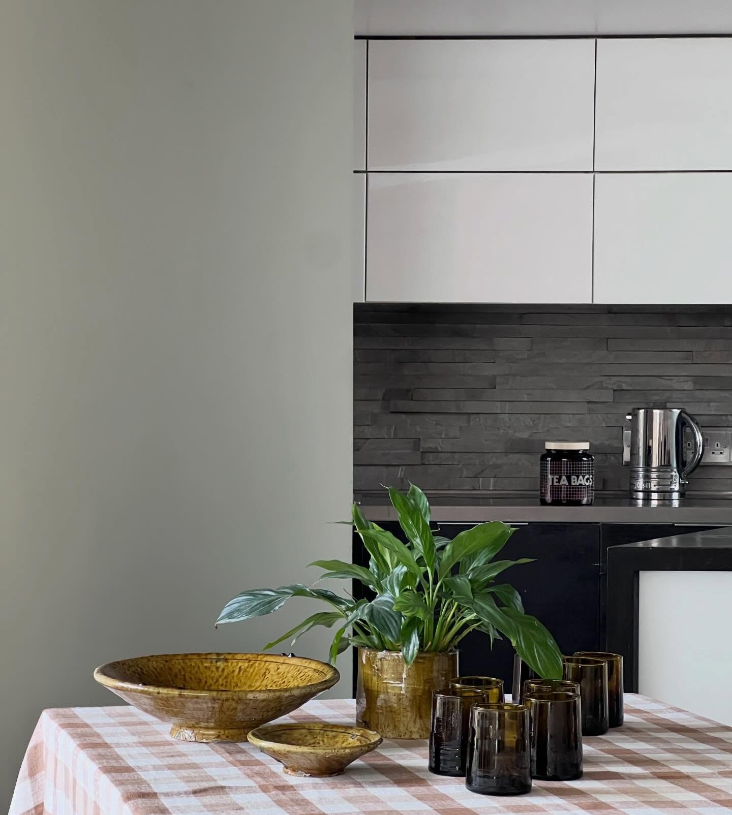 Gingham in a modern kitchen. It works so well and this one from @gardentradingcompany is just perfect. #gardentradingcompany #gingham #cornersofmyhome #modernkitchenstyle