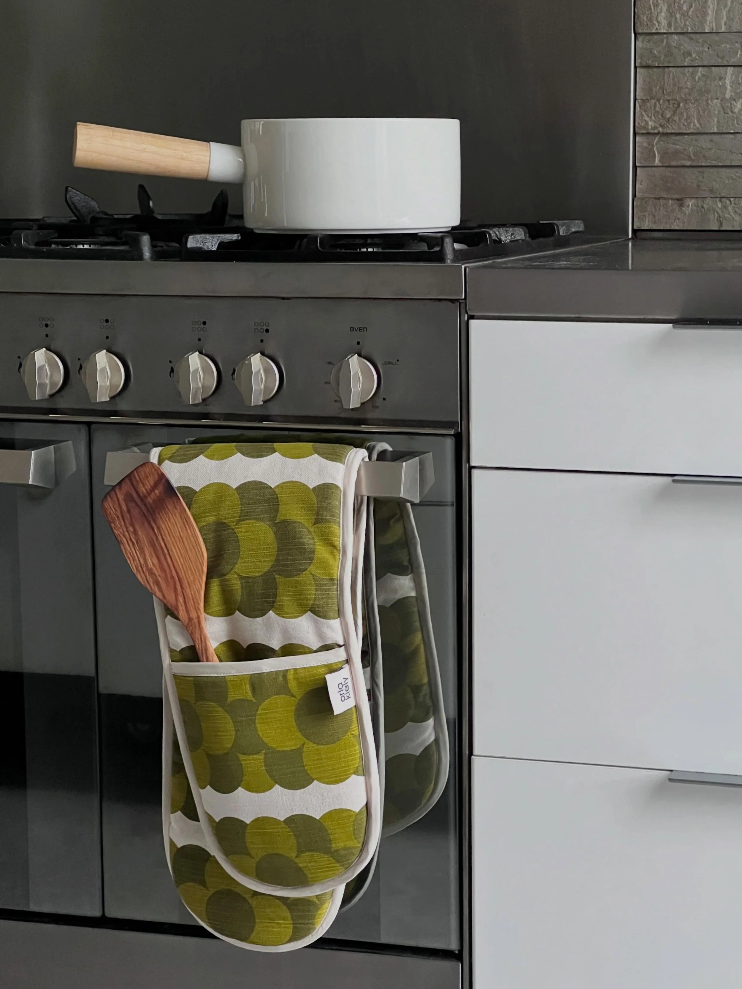 Is there anything better than box fresh oven gloves? I promise to keep these @orlakiely beauties clean!  #orlakielyhome #ovengloves