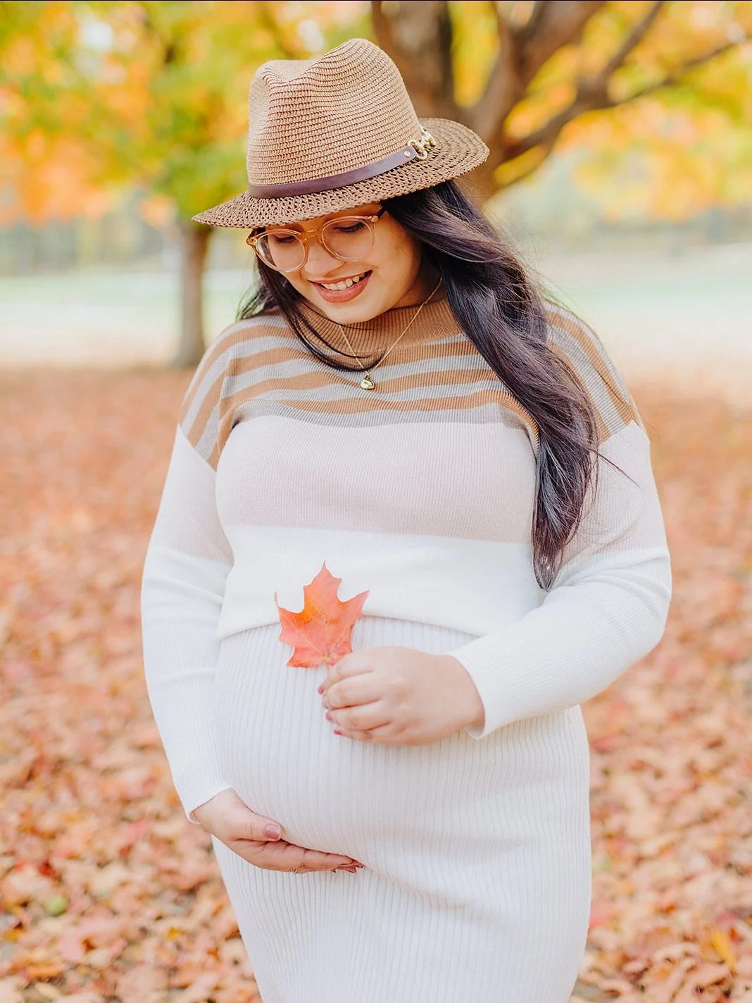 Autumn is my favorite season 🍁🍂🎃the weather, the vibes, the pumpkin spice. All of it 🧡 I&rsquo;ll be sharing some of my favorite fall sessions in the next few days. First up, this adorable maternity session. The weather and lighting were perfect 