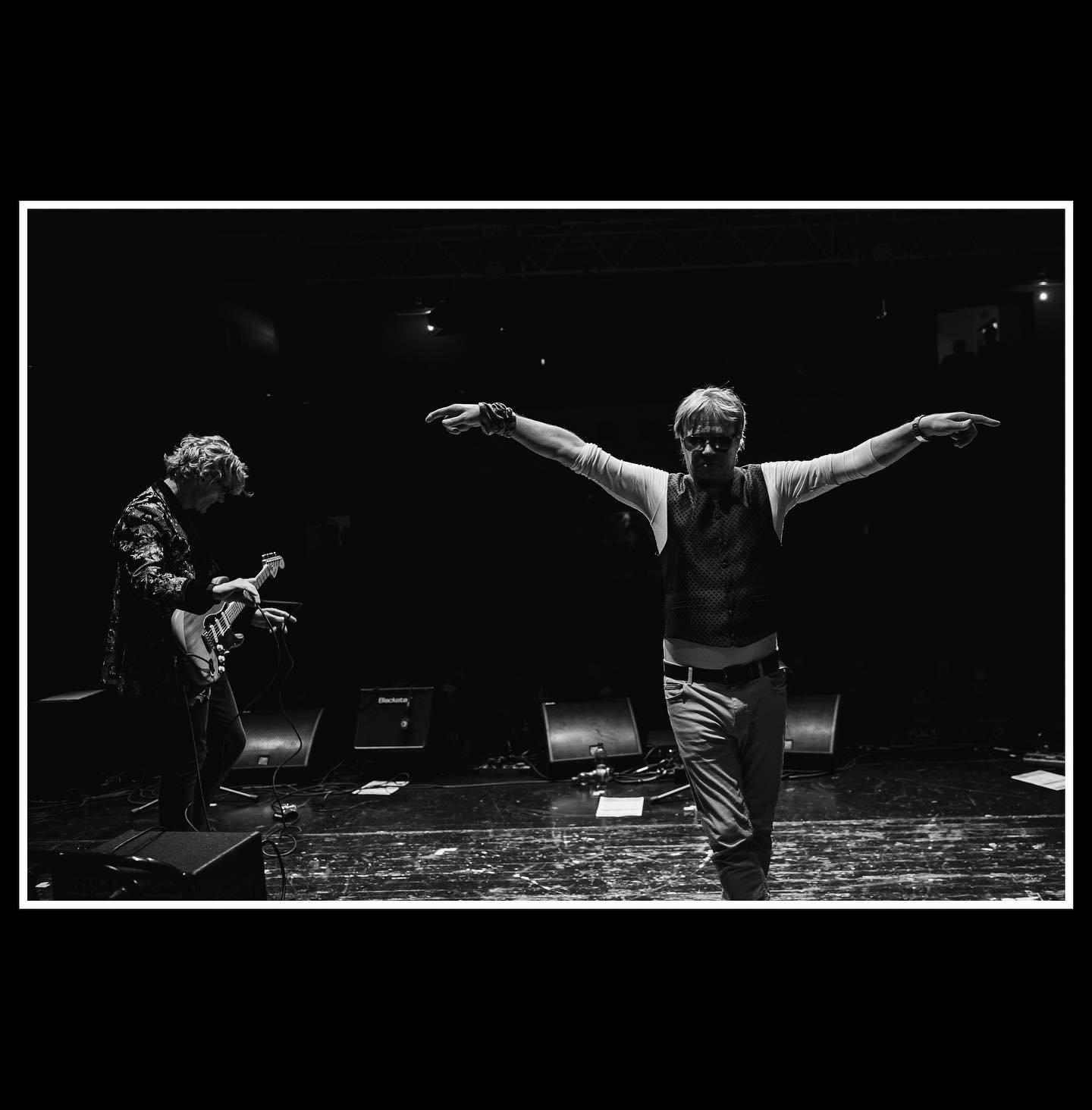 O.B.D. 30 rokov 2/3: “koncert”
O neuveriteľné momenty nebola núdza, a tu máte majstrov zachytených mojím štýlom.
Nikon Zf + 28-75mm
#obd #30rokov #astorka #concertphotography #backstage