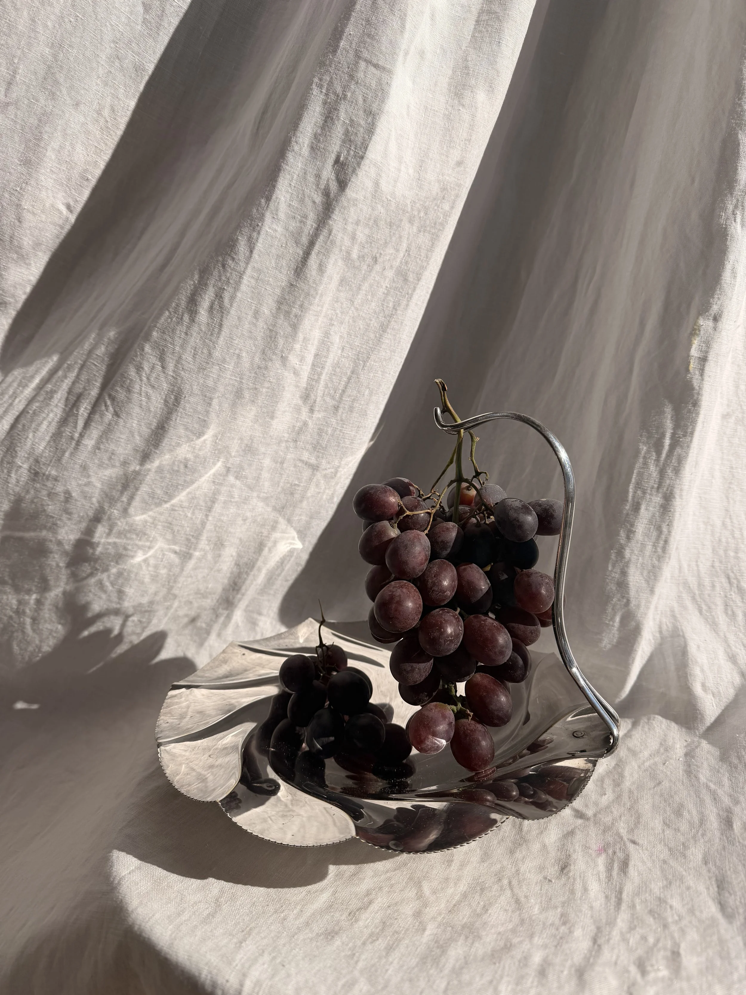 Ruffled Serving Dish w/ Grape Holder