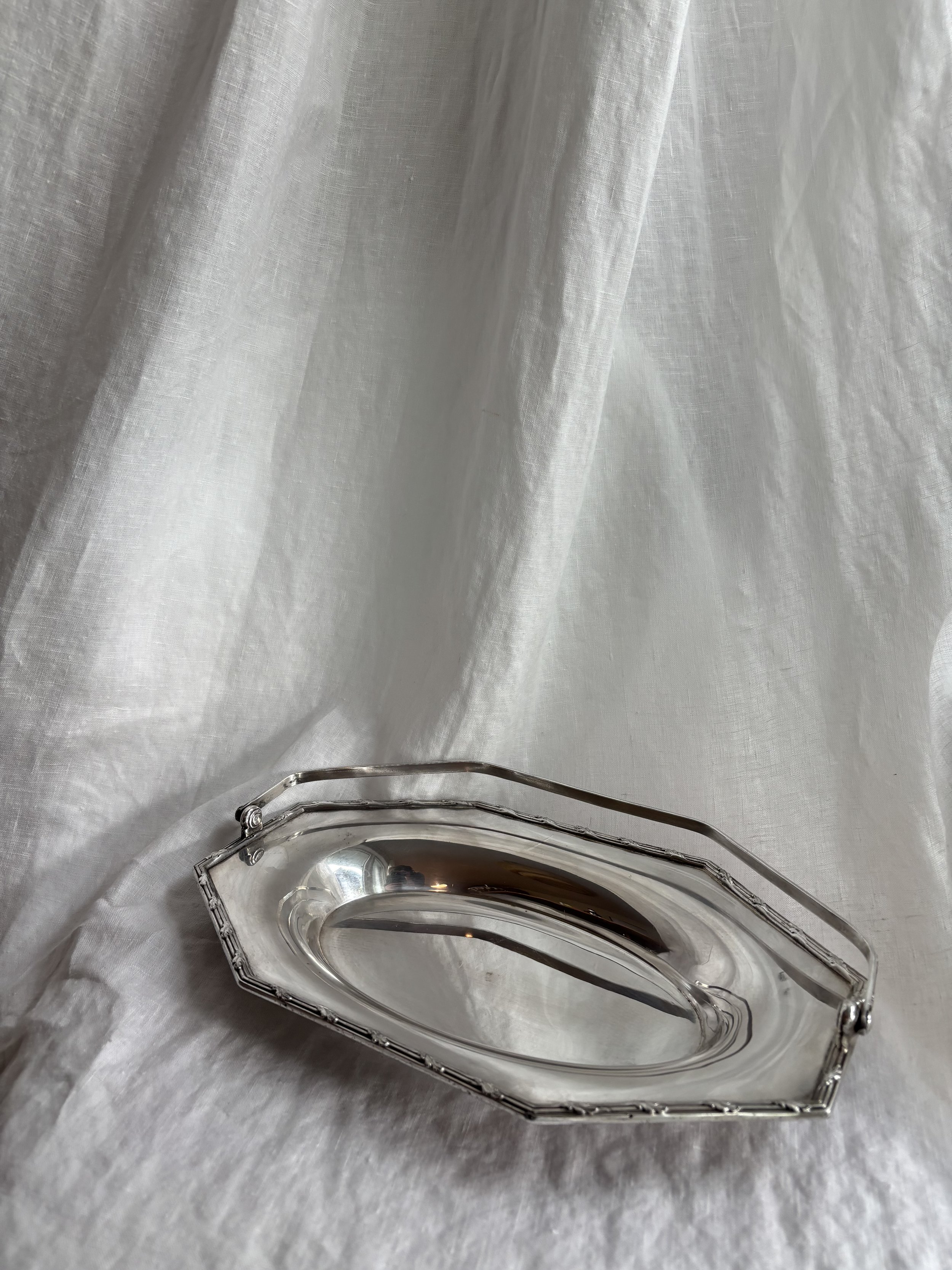 Acanthus Swing Arm Dish