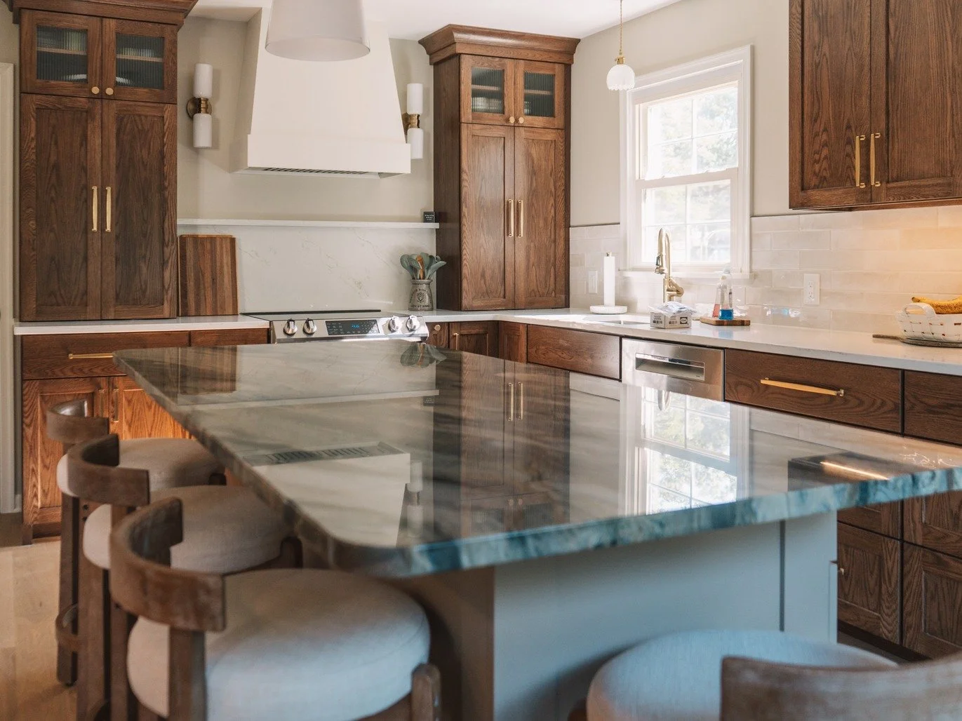 Everyone loves a good before and after. 🤍
We didn't just renovate this kitchen &mdash; we expanded it. Using the entire space we changed the footprint to give this home the space it always deserved.

Cabinetry by @westchester.woodworks

#beforeandaf