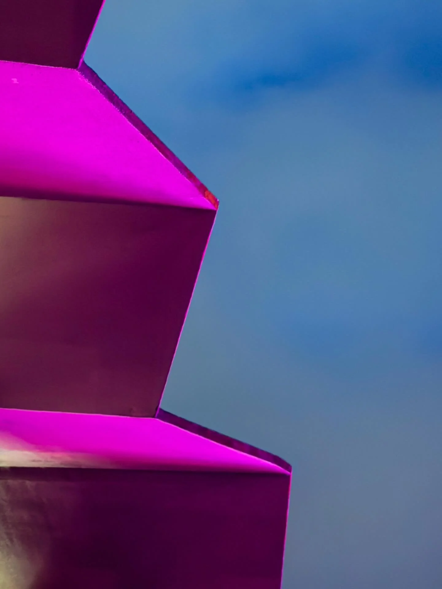 Sharp edges, smooth skies. Abstract jazz in color. Everywhere I look I see art. Thank you @bradleyphotographic for the fun tickets and great show 🎶🎷📸 #montereyjazzfestival #selinasphotovisions #selinasahba #abstractphotographyart #iphone16prophoto