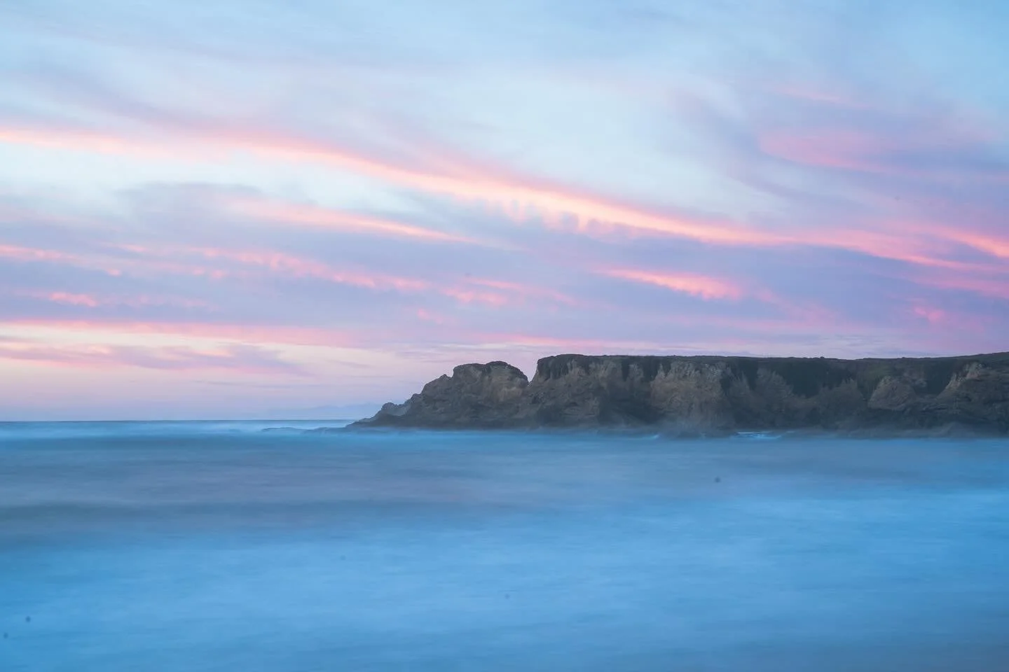 Fort Bragg&rsquo;s beautiful sunsets. This was the kind of evening that has you stop, breathe, and just watch the colors melt into each other. 
#SelinasPhotoVisions #FortBraggCoast #CaliforniaSunset #PainterlyLight #MeditativePhotography
#SeascapeMoo