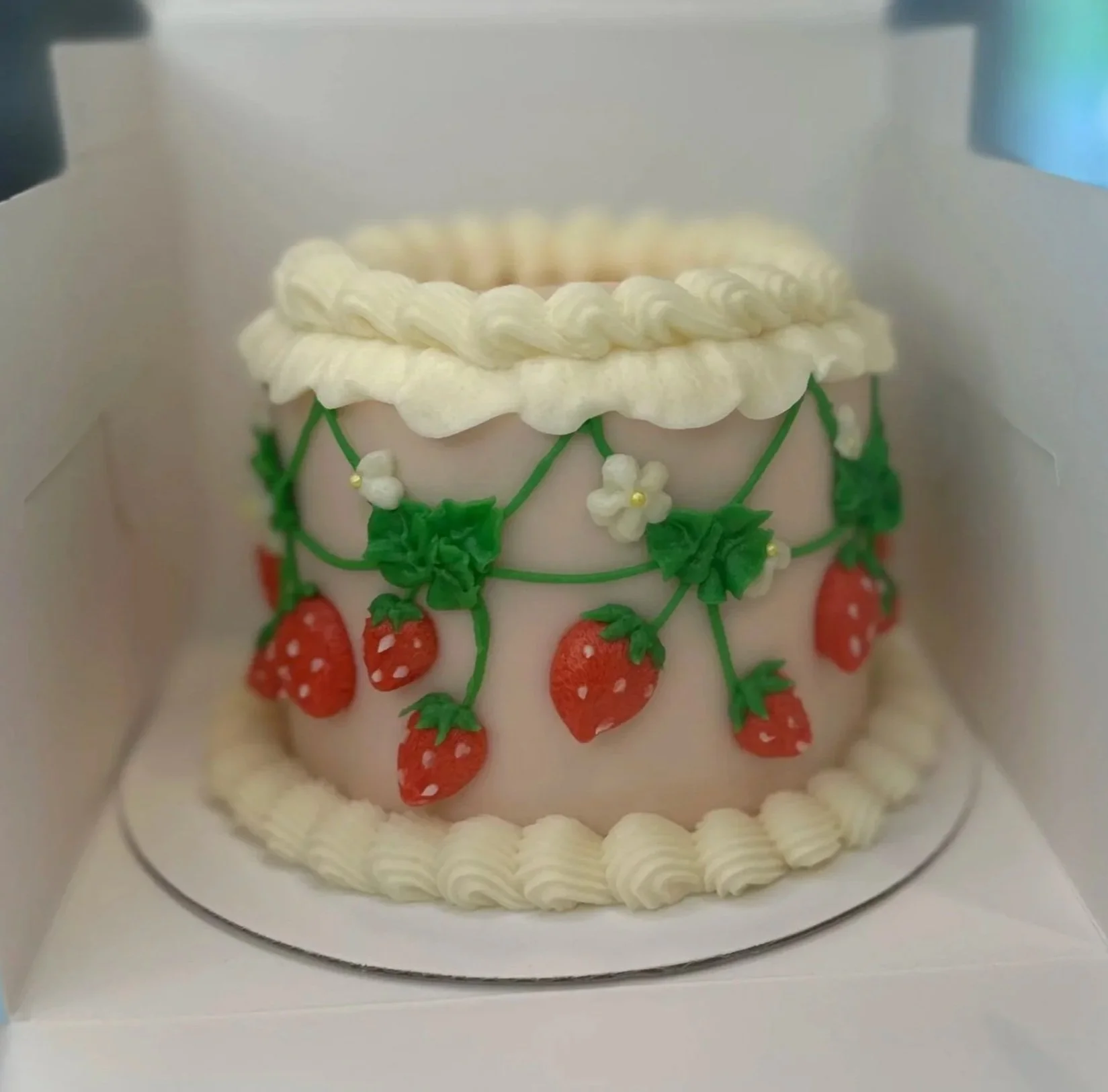 M%2526M%2BBakery%2BMini%2BStrawberry%2BCake.jpg