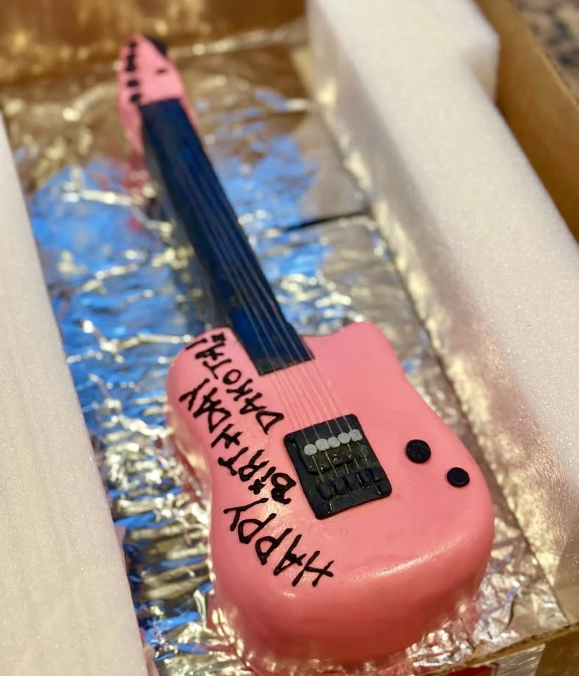 mgk guitar cake.jpg