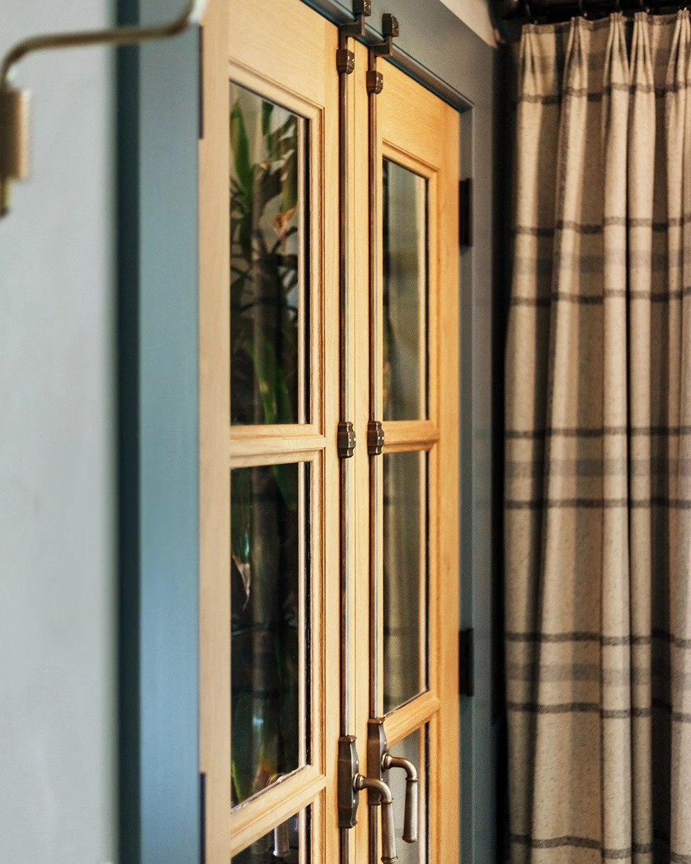 Incredible cremone bolts on these custom oak doors at our Calico farmhouse renovation in Bovina.

Photo credit: @rogercasasphoto
GC: @denisonbuildersinc

#upstatehouse #farmhouserenovation #bovina #residentialarchitect