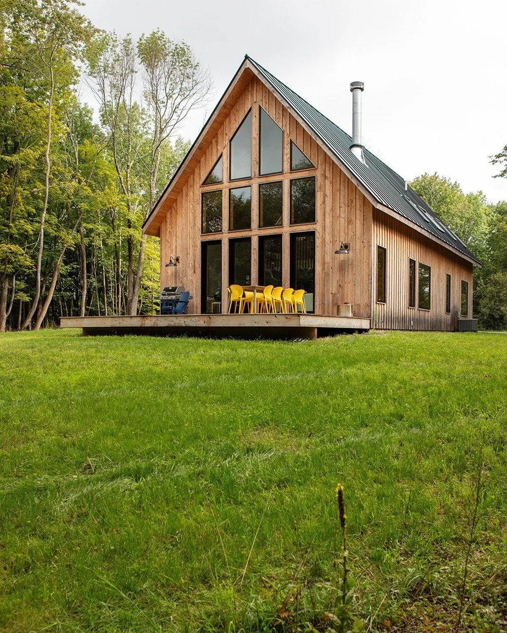 This photo is very real to us. As is this home. And the people who dwell in it. We love the richness of the hemlock siding against the gently mowed meadow. A gem in Roxbury, NY.

Photo credit: @torkilnyc 
GC: @constructiontab 

#upstatebuilding #moun