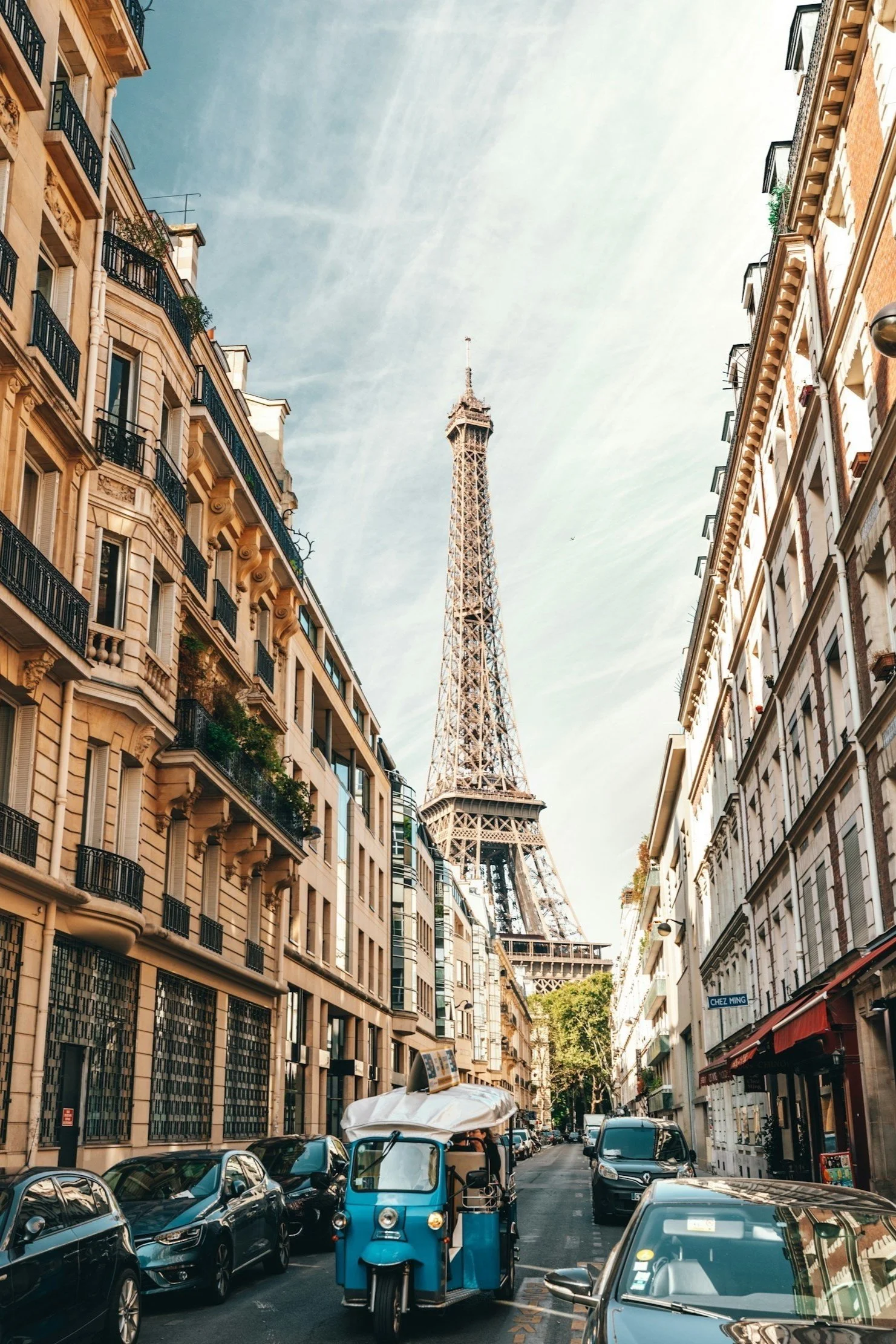 Luxury travel in Paris, France, featuring gourmet dining at Michelin-starred restaurants and elegant boutique hotels. Scenic views of iconic landmarks with stylish outdoor dining and luxurious accommodations