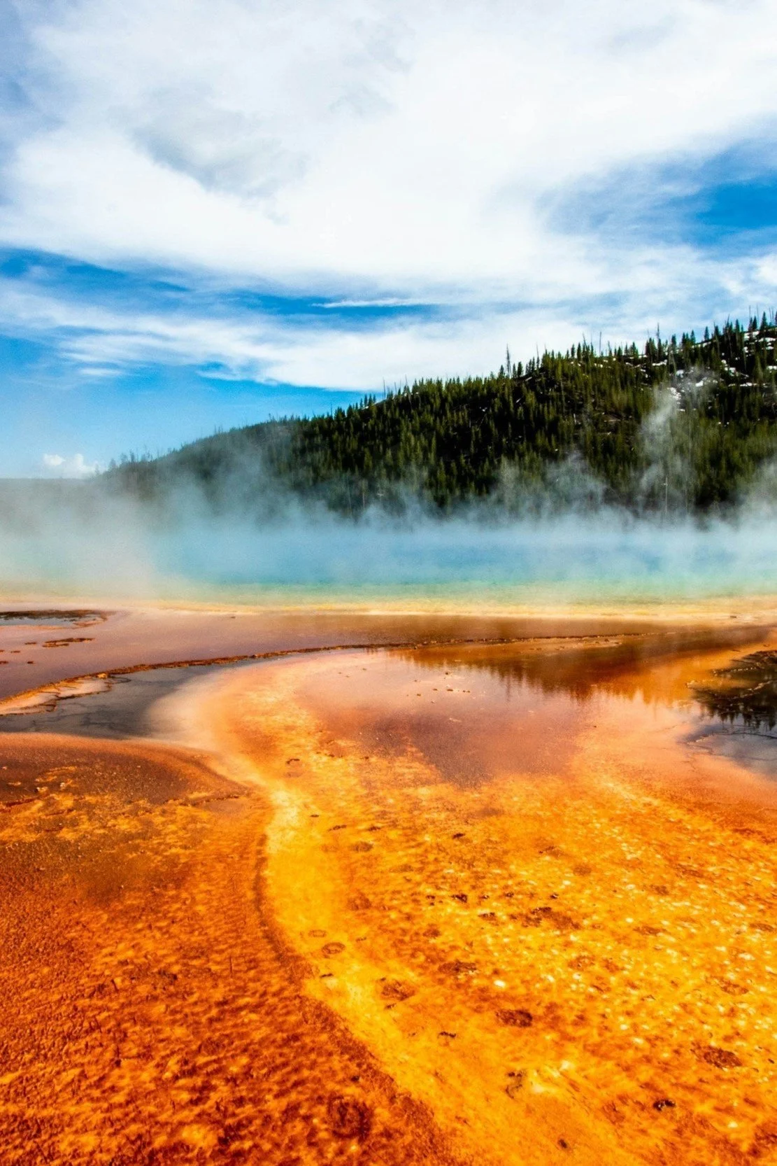 Best travel adventures in U.S. national parks featuring stunning hikes and epic lodges. Scenic mountain landscapes with hikers exploring trails and luxurious accommodations in the background of Yellowstone, Zion national park