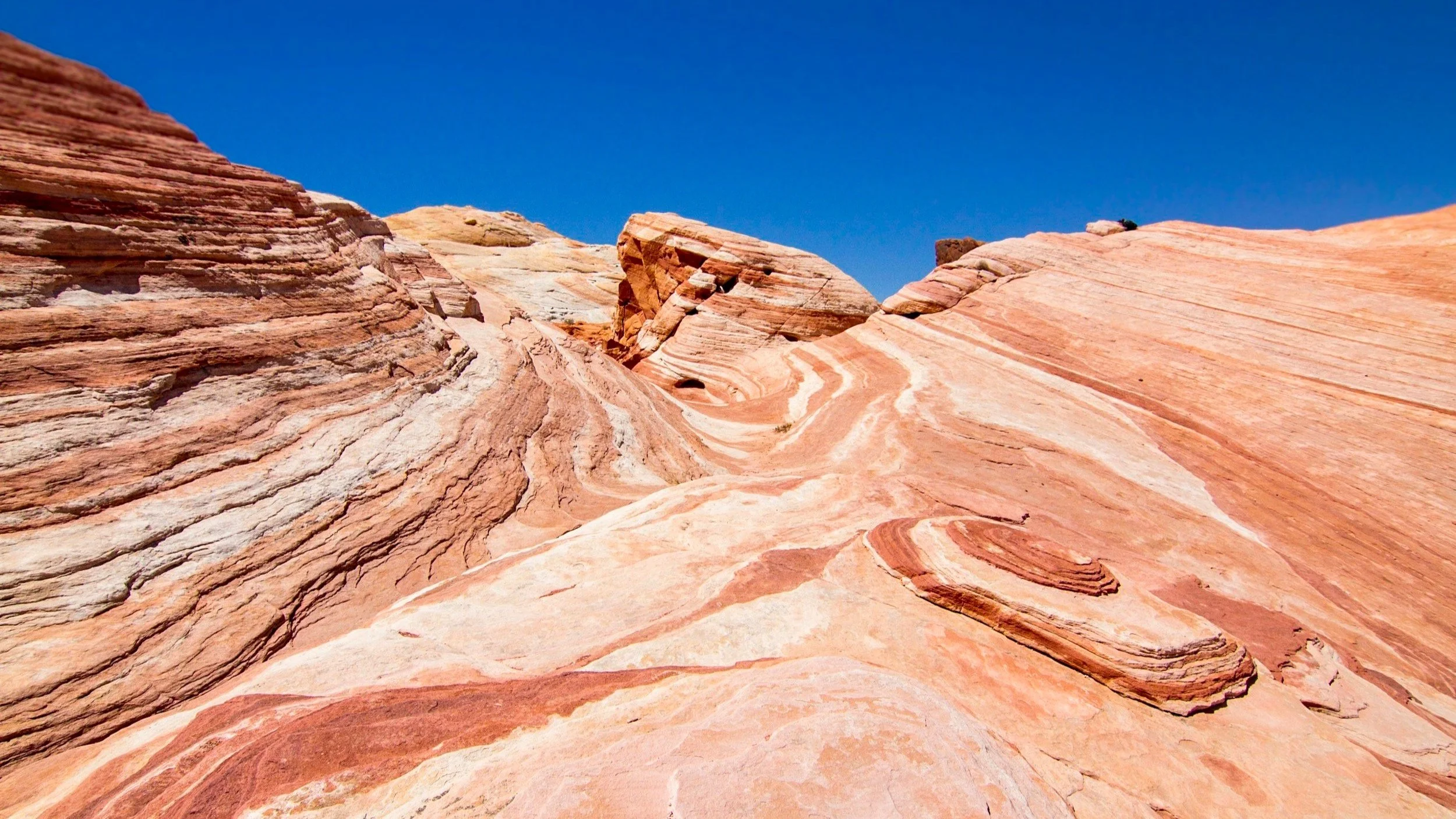Valley of Fire State Park: Stunning red rock formations near Las Vegas. Epic hiking, scenic drives, and petroglyphs. Luxury hotels and fine dining in Vegas. Perfect day trip from the Strip