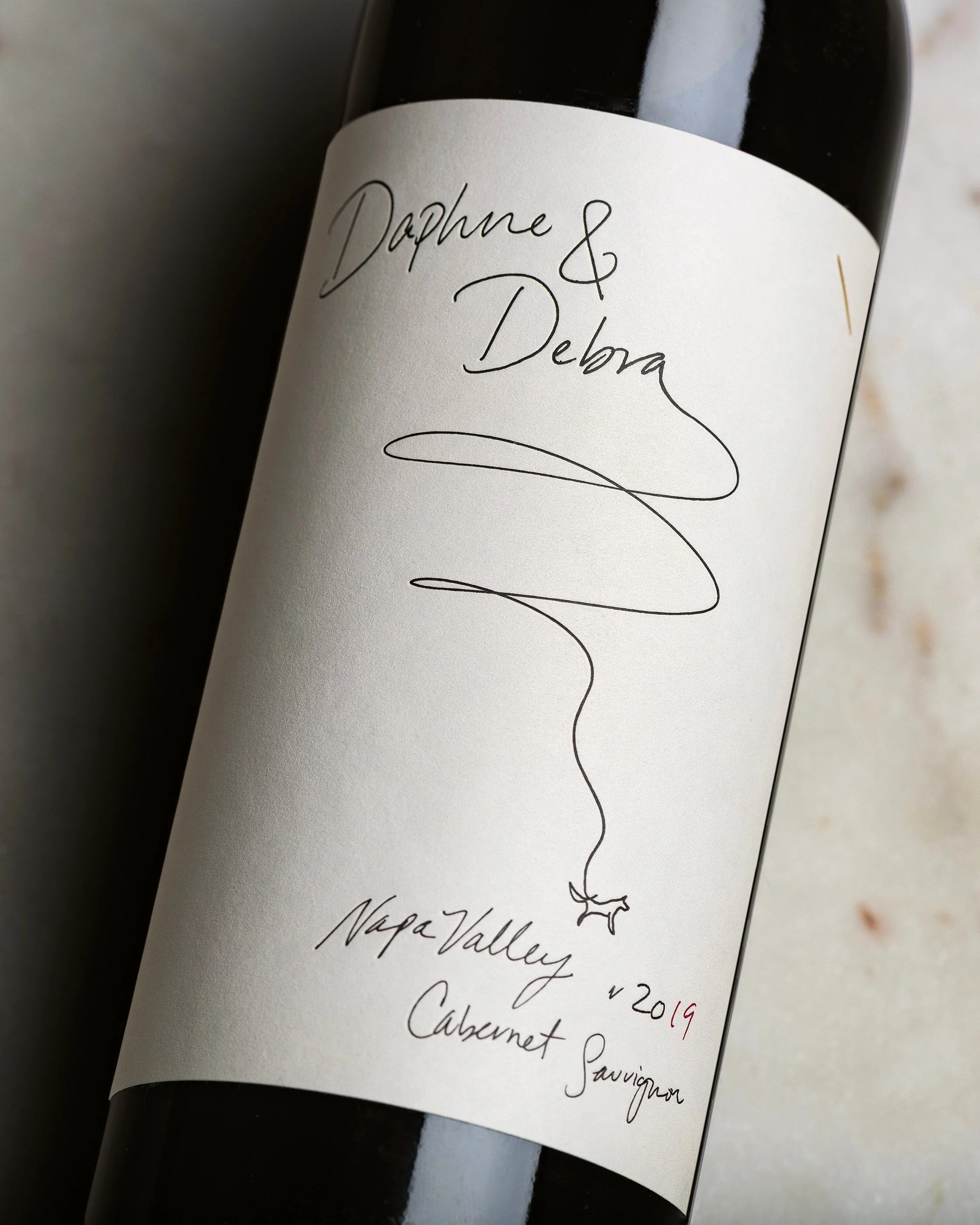 Every story leaves a different kind of mark.
For&nbsp;Daphne &amp; Debra, that story is one of family. Inspired by two extraordinary aunts, Daphne London and Debra Leonardo, the label transforms a simple handwritten line into its defining gesture.
Fi