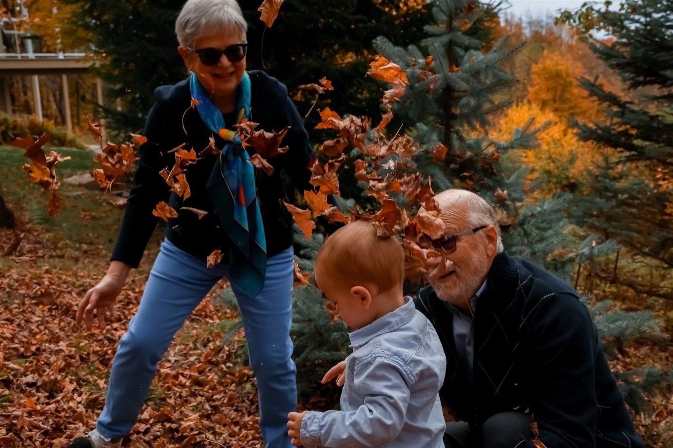 Il n&rsquo;a que 12 mois,
mais il porte d&eacute;j&agrave; toute une histoire.
Celle d&rsquo;une famille, transmise de g&eacute;n&eacute;ration en g&eacute;n&eacute;ration, avec douceur et lumi&egrave;re.

#familytime❤️ #generational #photoshoot
