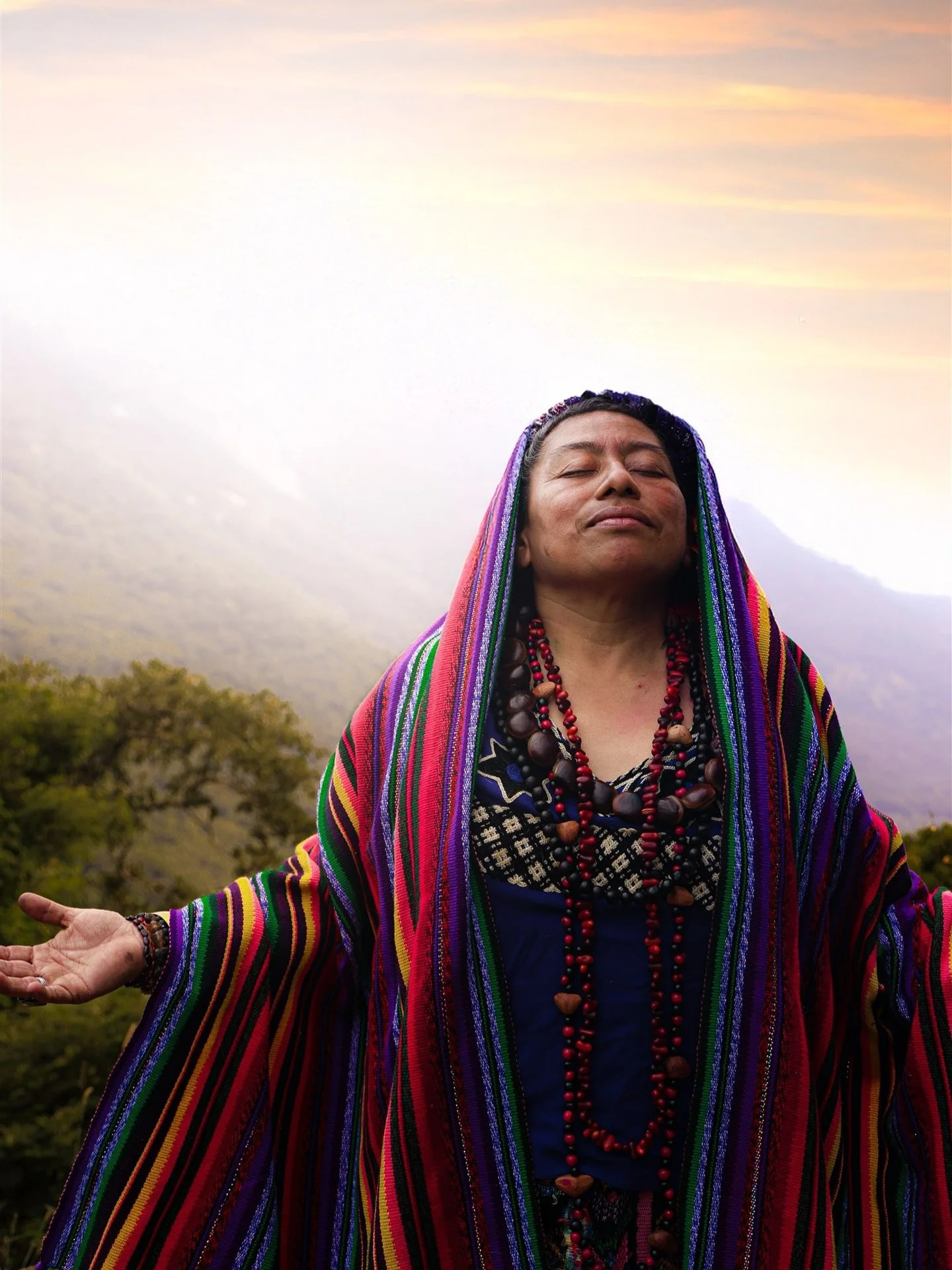 Photographier, parfois, c&rsquo;est honorer une pr&eacute;sence&hellip; et apprendre &agrave; regarder autrement 🫶

Au Guatemala, j&rsquo;ai eu le privil&egrave;ge de capter ce moment suspendu.

@tzules, chamane maya, les bras ouverts vers le ciel, 