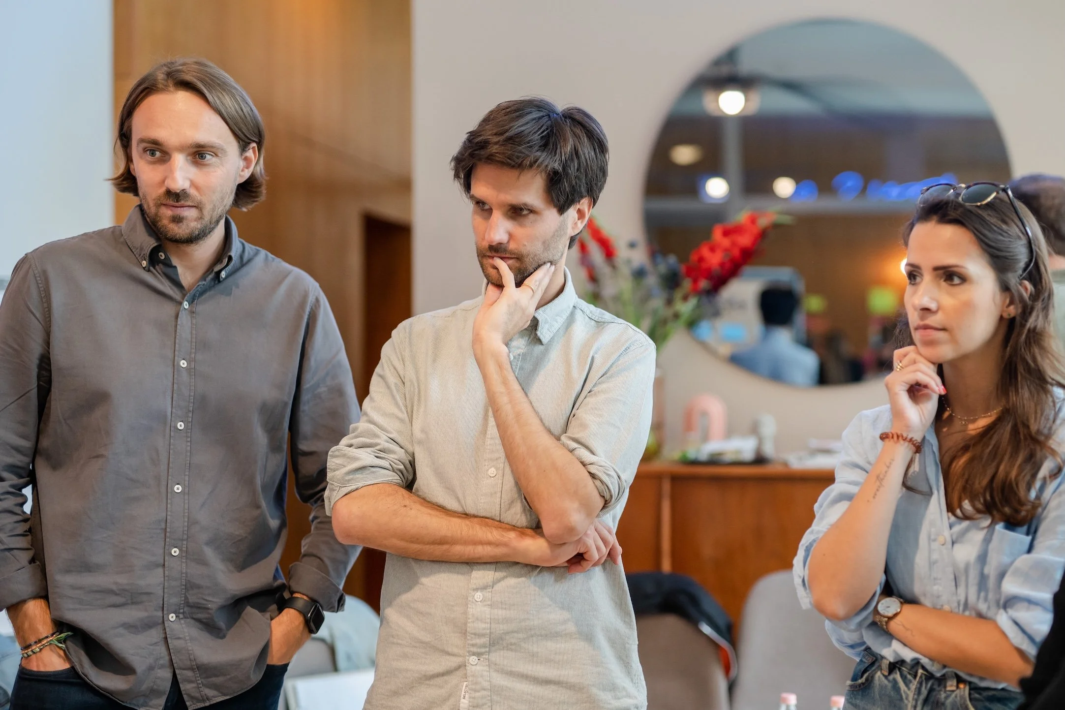 Gruppe hört einer Wortmeldung aufmerksam zu – Supervision für Leitungen in Berlin